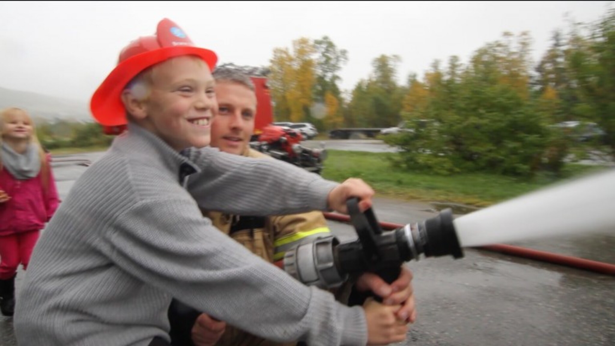 Her får Mathias prøve brannslangen