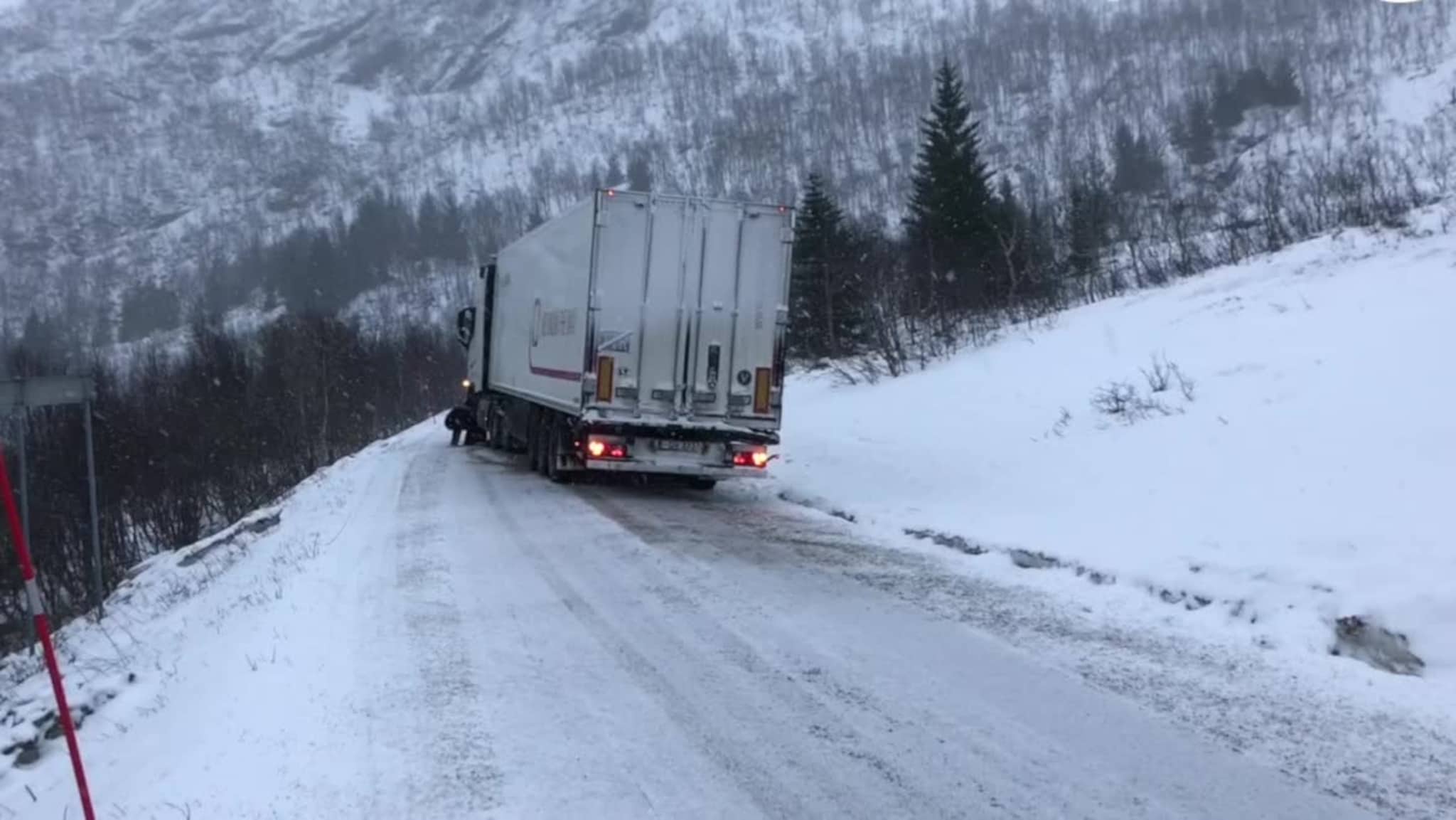Her sliter vogntoget på glatta