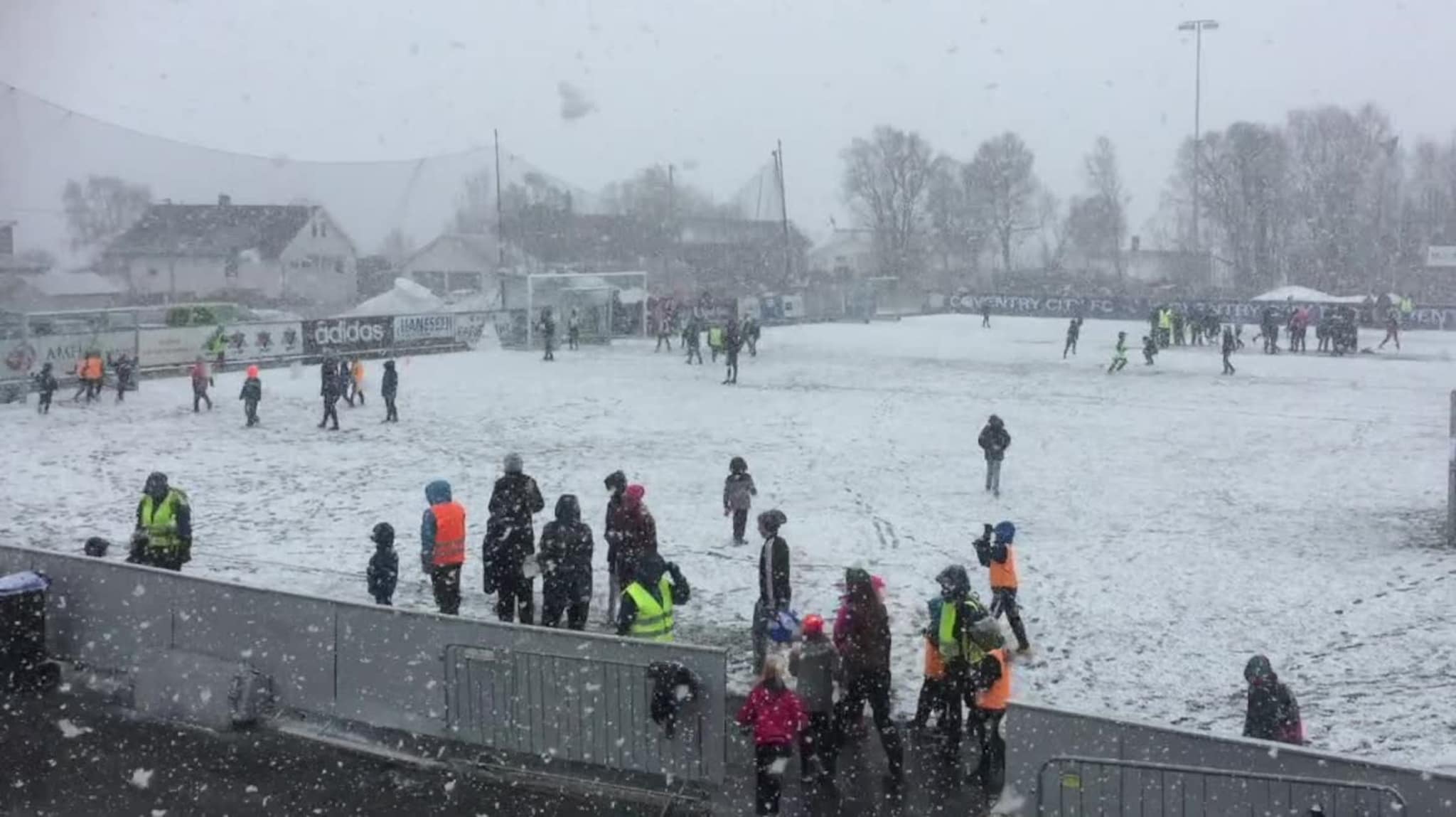 Spiller vinterfotball i slutten av mai