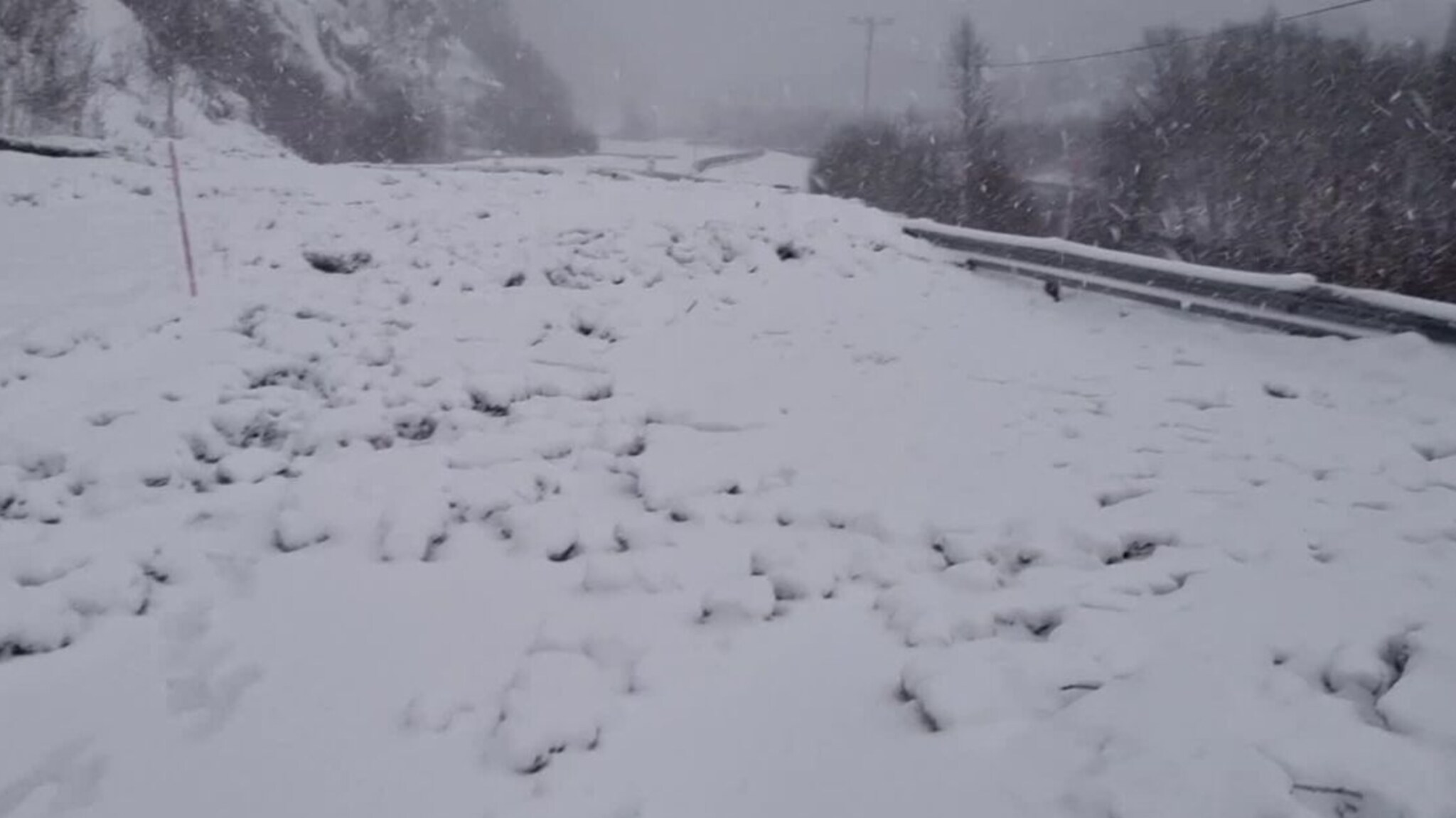 Her har sørpeskredet gått over veien