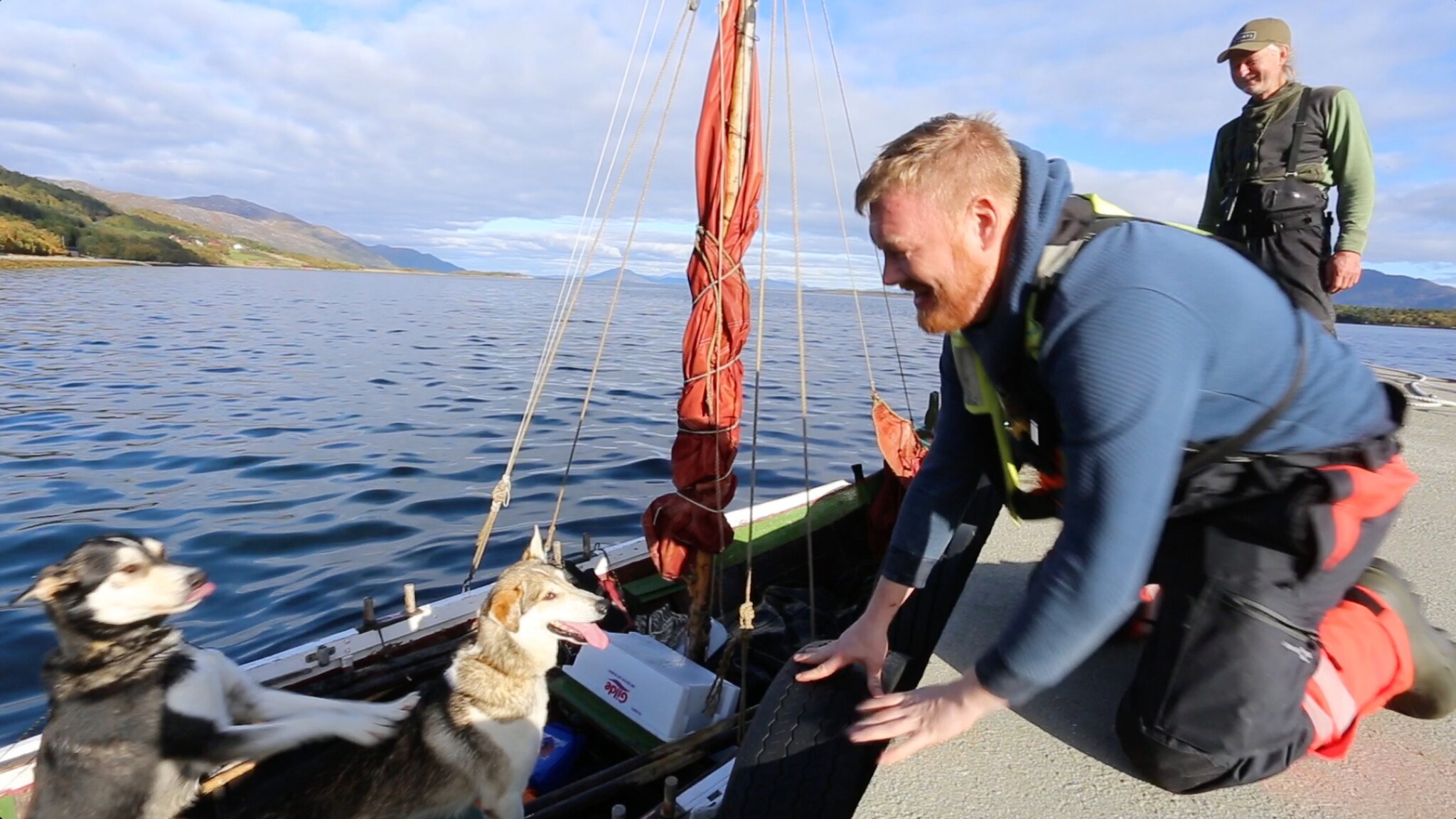 Fikk uventet hjelp til å berge hundene på løpsk båt