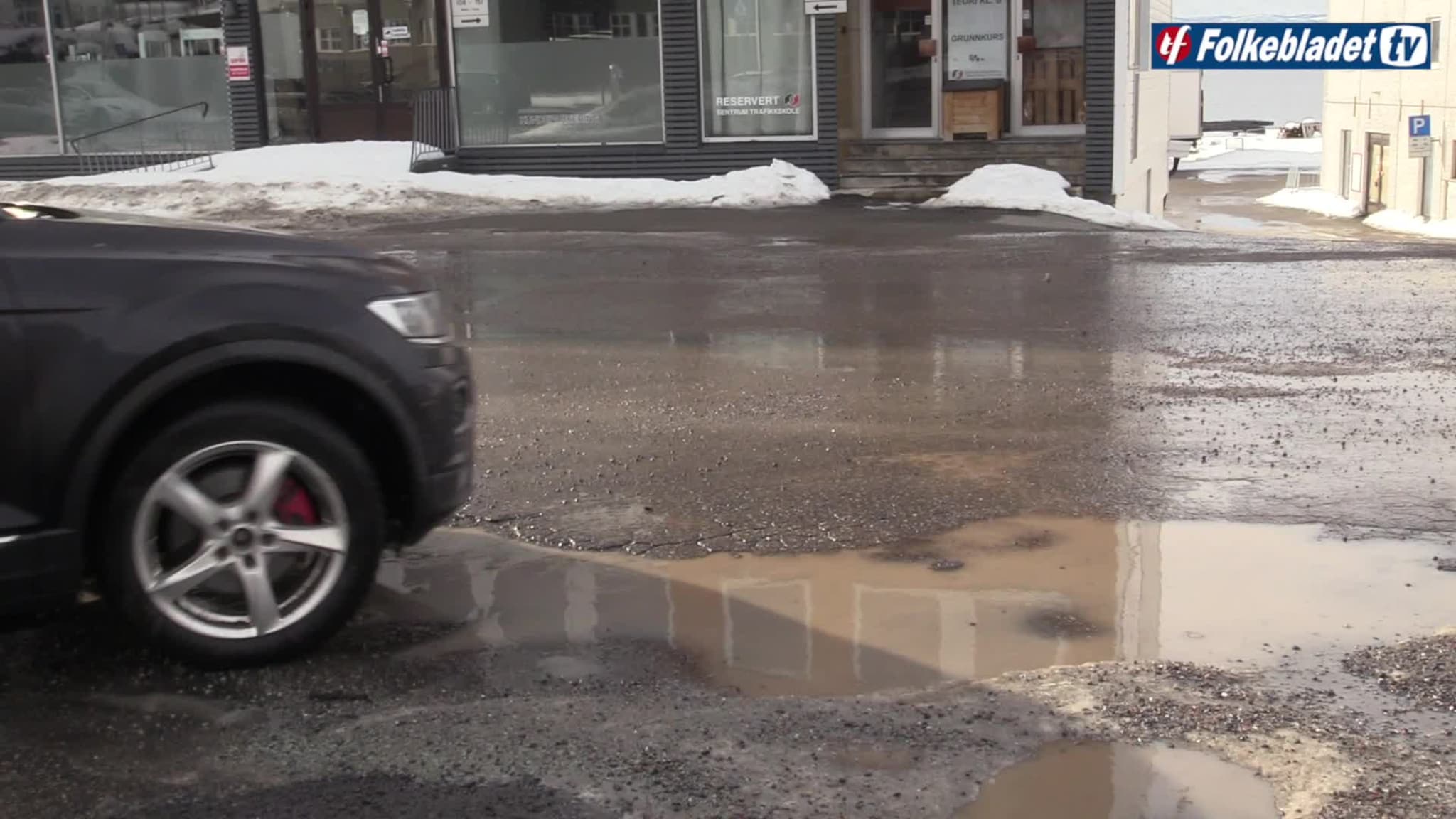 Står på døgnet rundt for å få unna smeltevannet