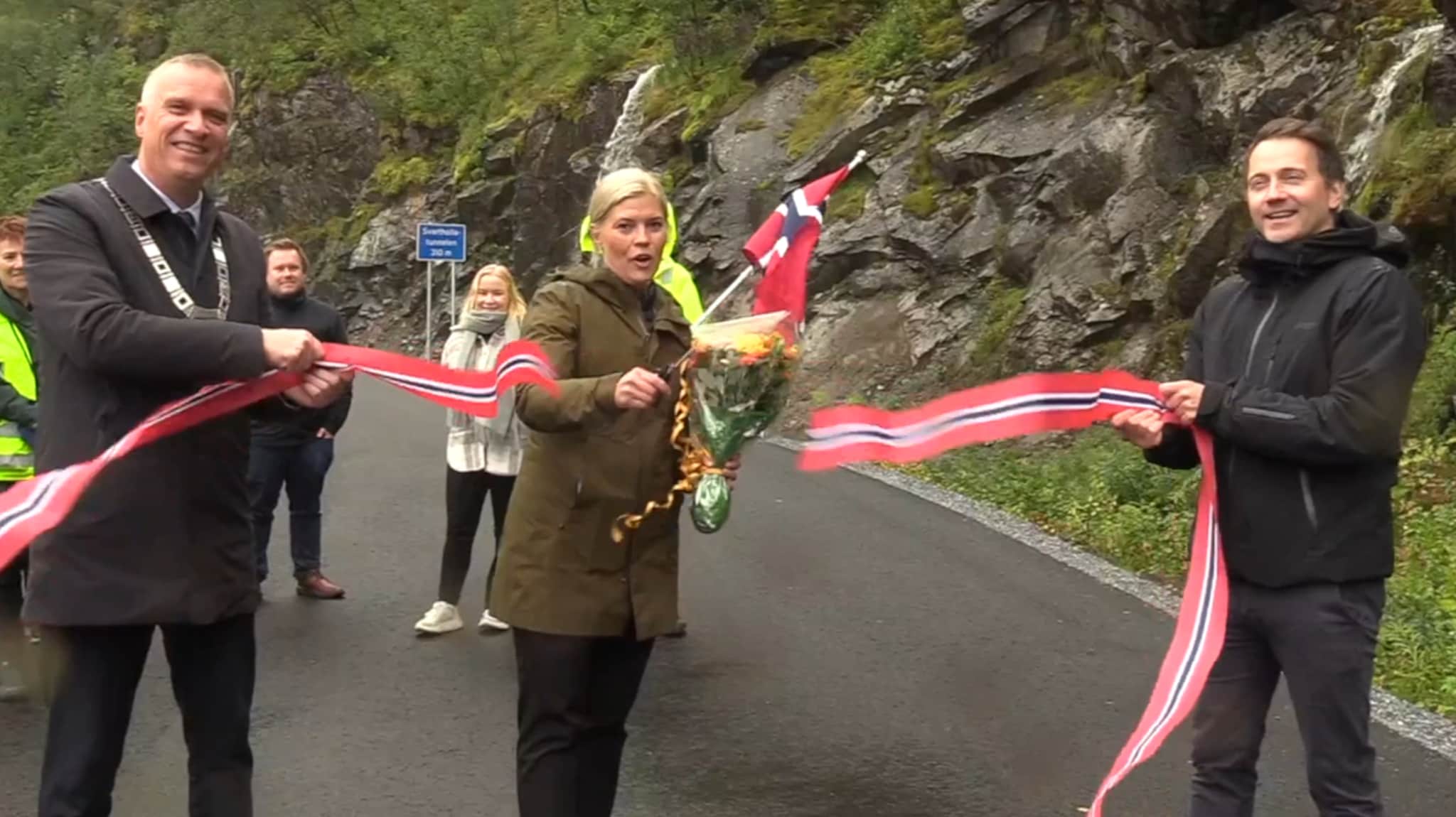 Her klippes snora og markerer åpning av senjaveien