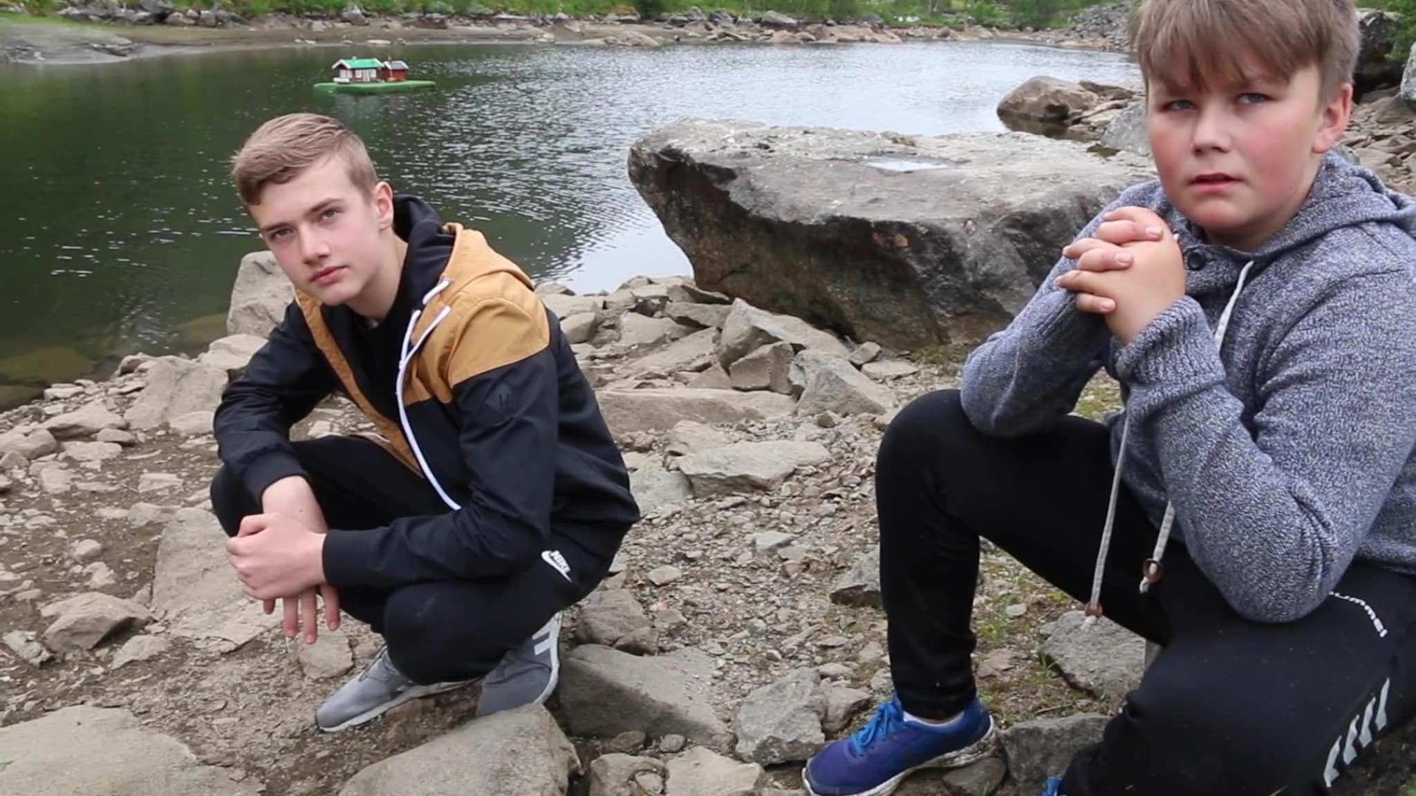Andreas og Kristoffer fortviler over at badeplassen er borte