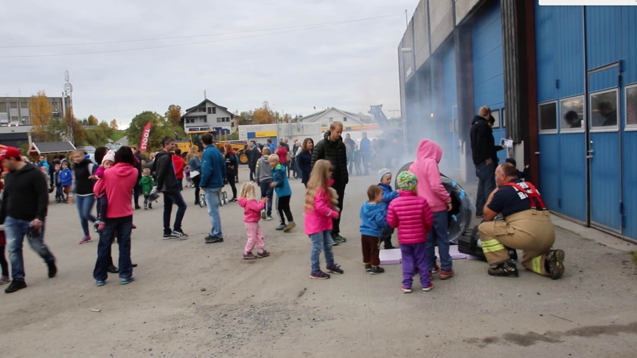 Tjukt med folk på Åpen dag