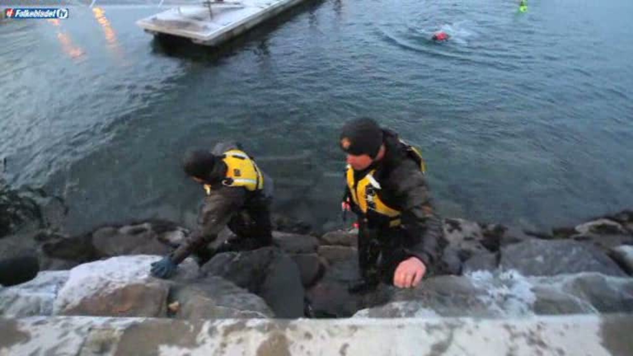 Politiet hoppet i havet