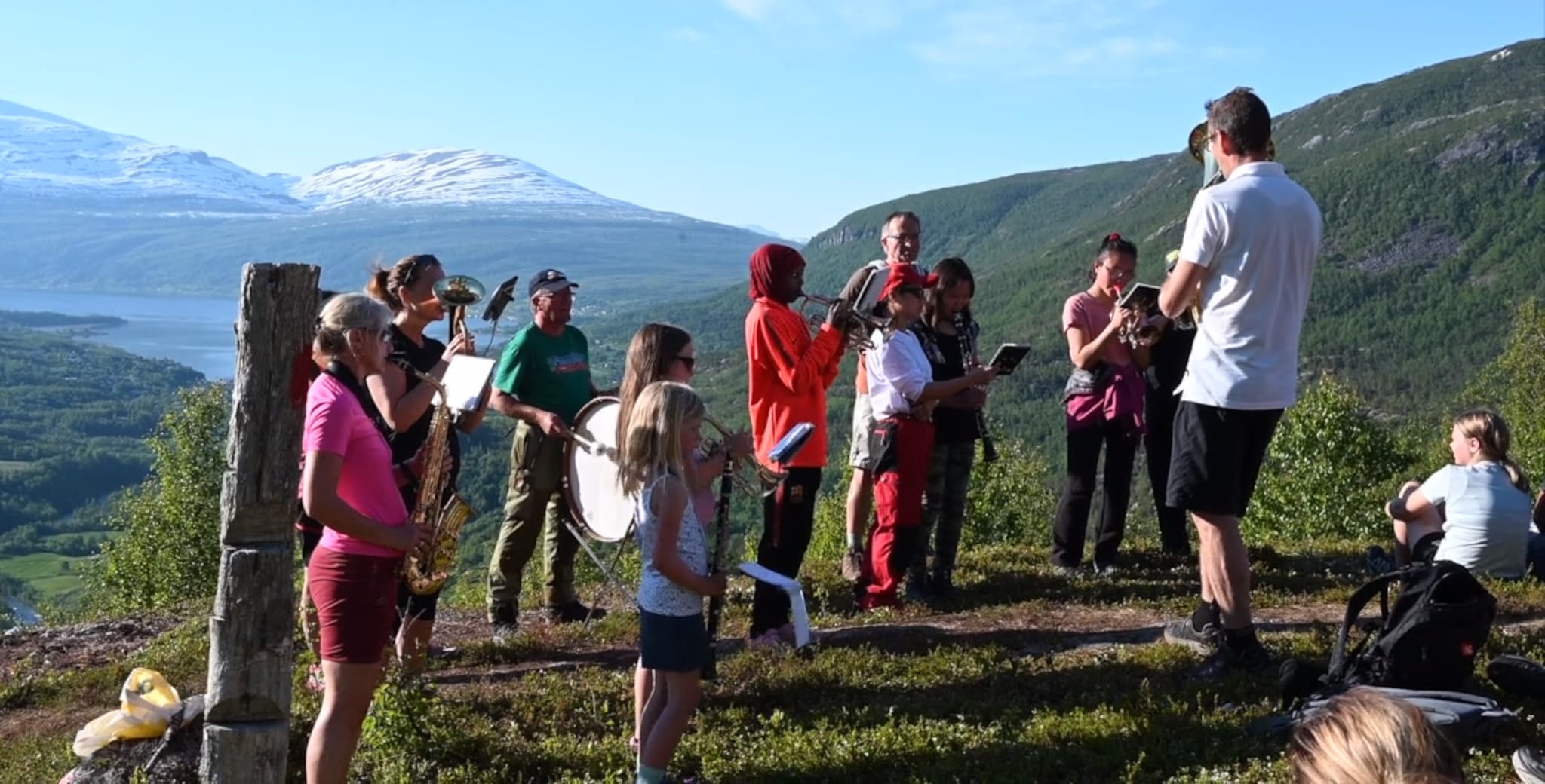 Korpsmusikk og spektakulær utsikt da 80 personer var med på Gapahuk-åpning