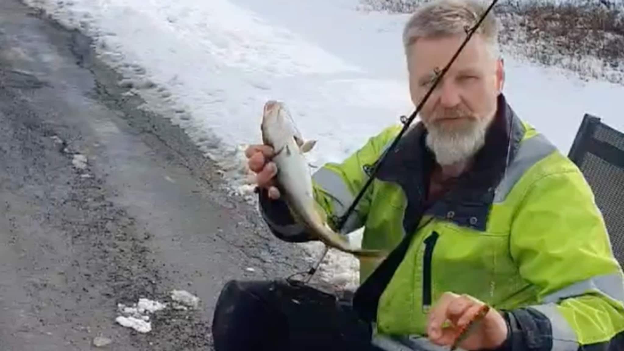 Her drar han småtorsk opp fra fylkesveien