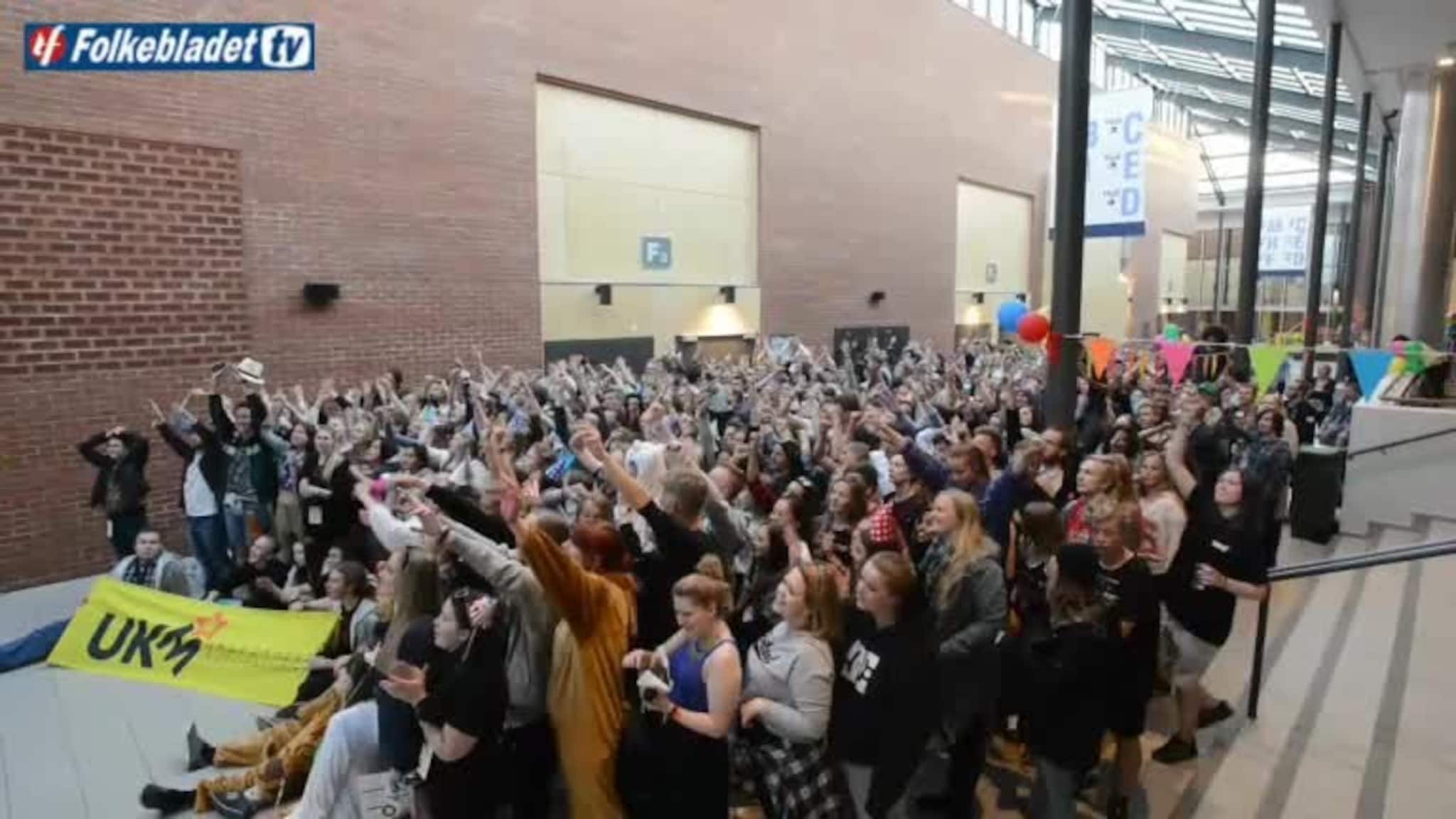 500 ungdommer i gateparade