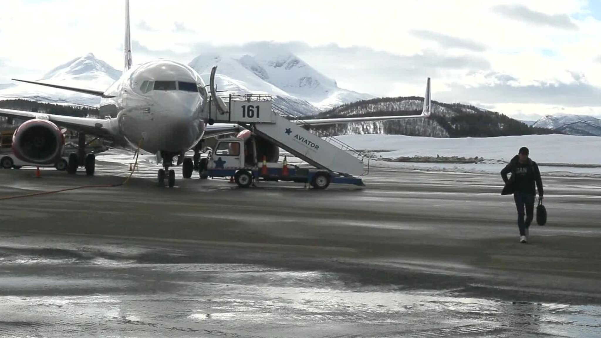 Her kommer noen få sjeler med flyet
