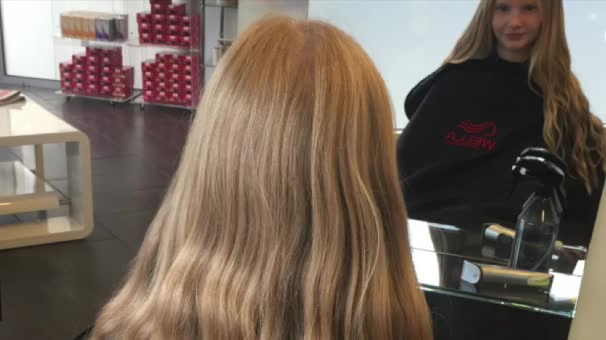Nora (8) klippet håret for en god sak