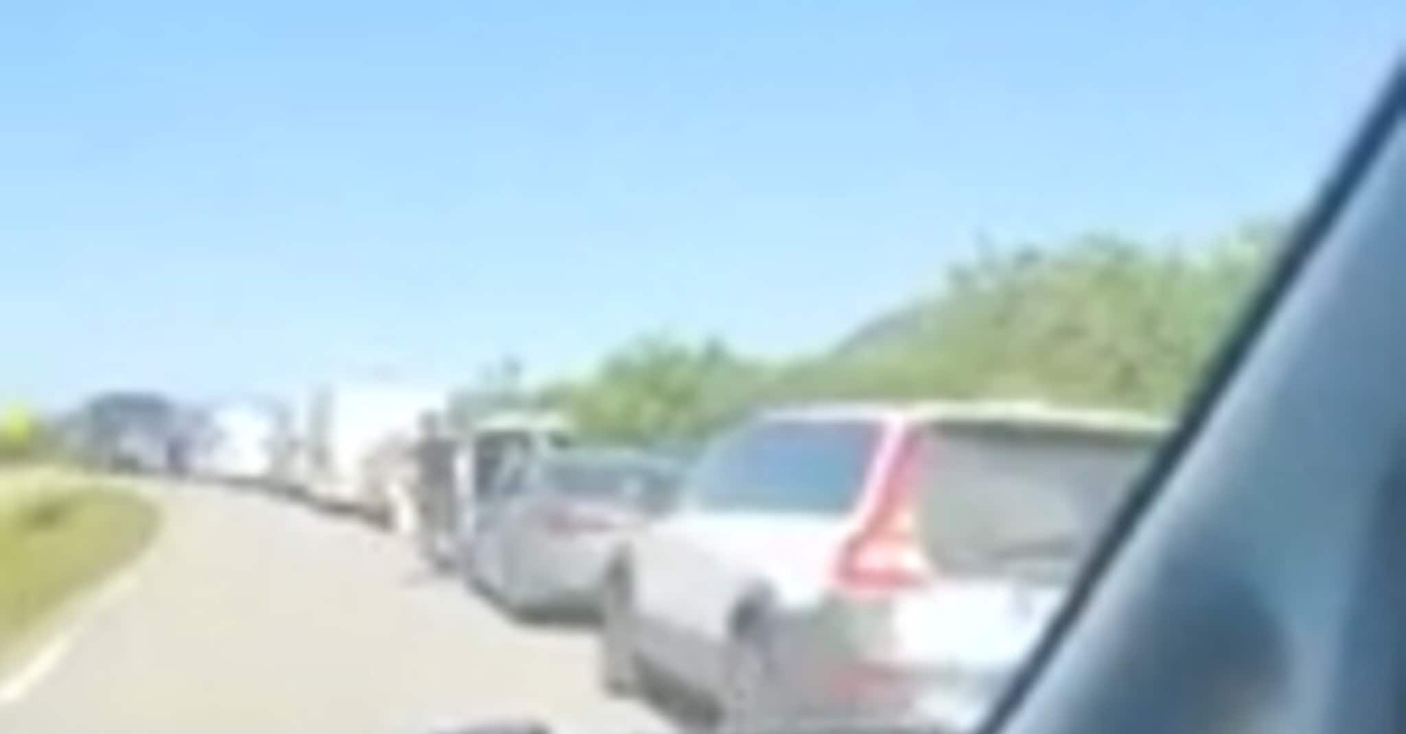 Sjekk denne køa med biler som skal til Senja