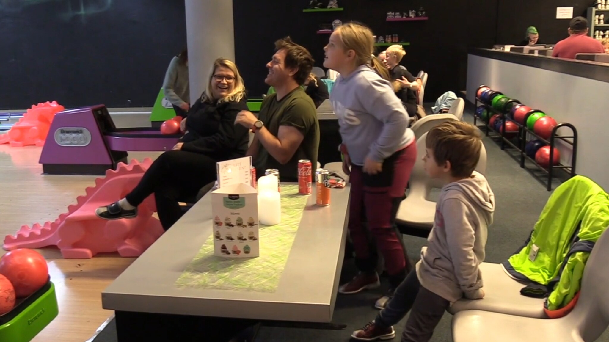 Fullt kjør på bowlingen: – Folk kjører ens ærend til Finnsnes for å bowle