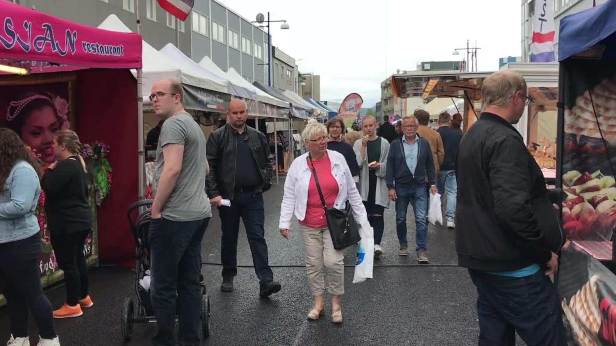 Folksomt på første dag i festuka