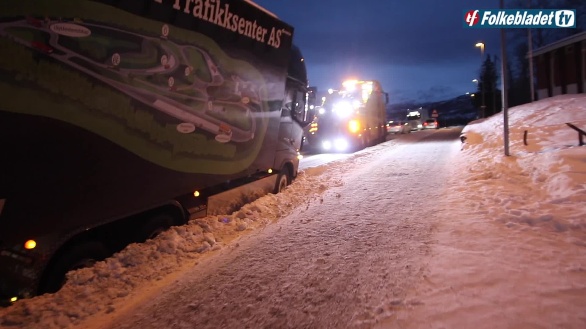 Da lastebilen havnet utenfor veien måtte «superbergeren» i aksjon