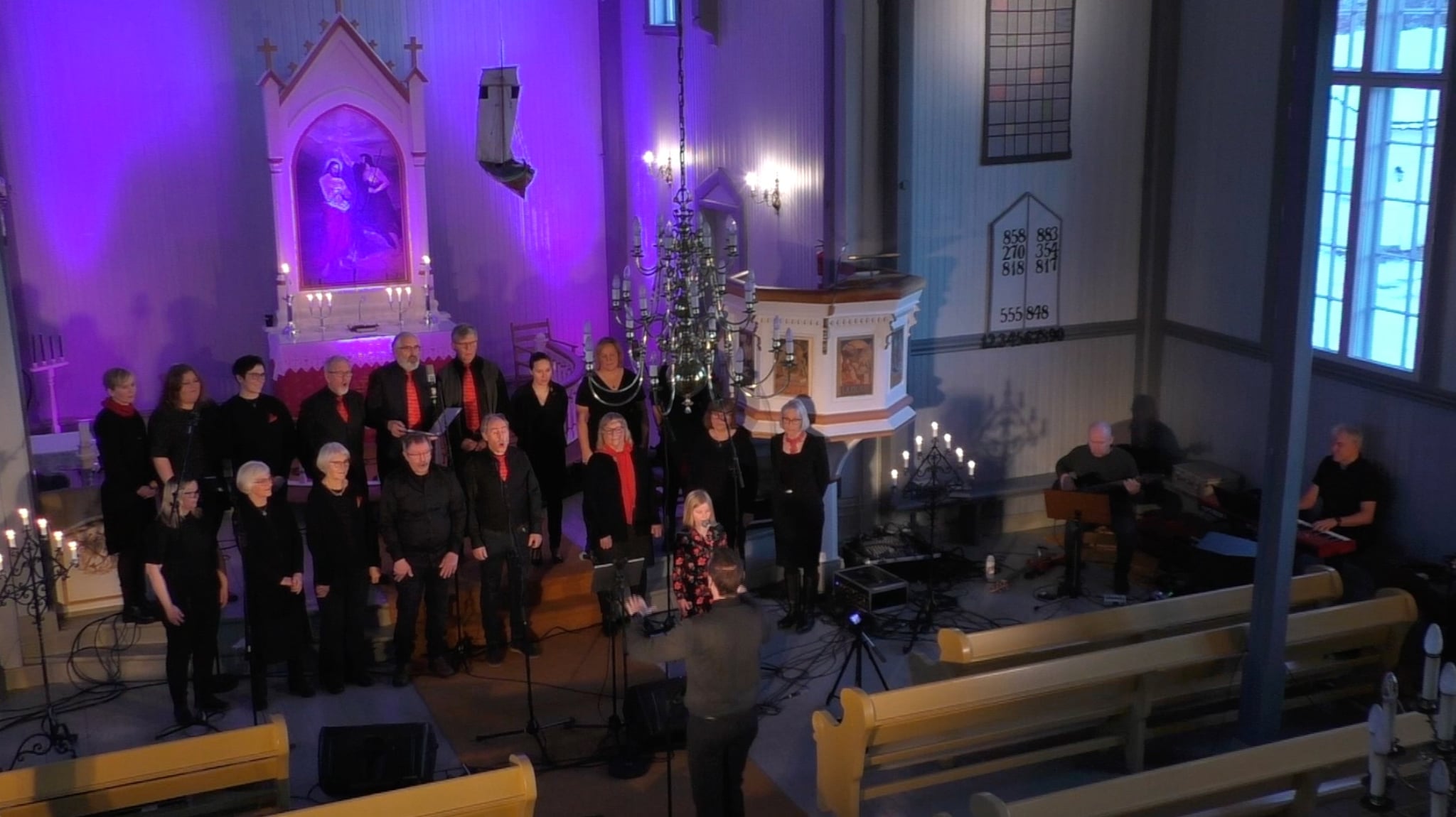 Se julekonsert med Kjølenkoret fra Lavangen kirke