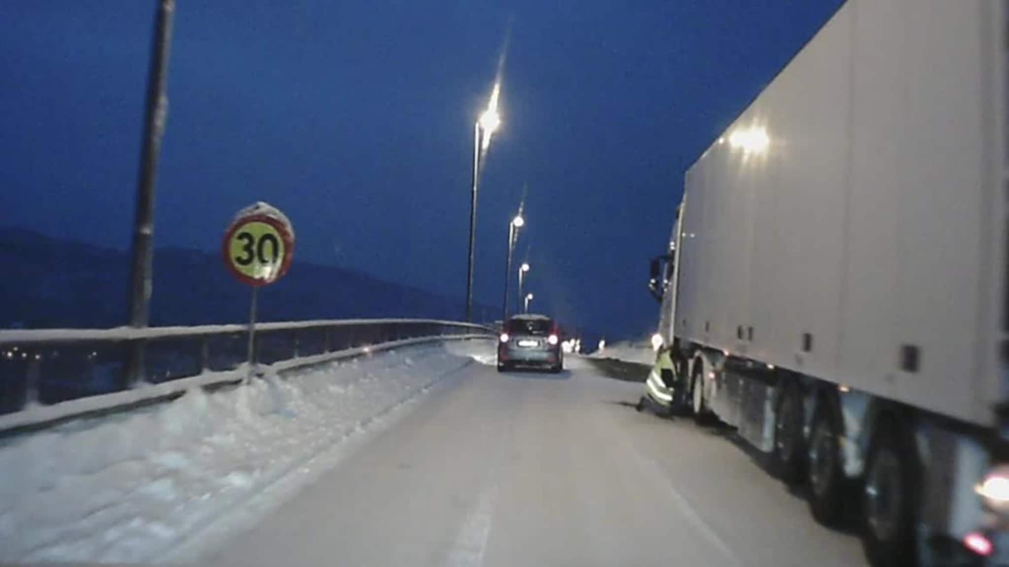 Trøbbel på glatta på Gisundbrua