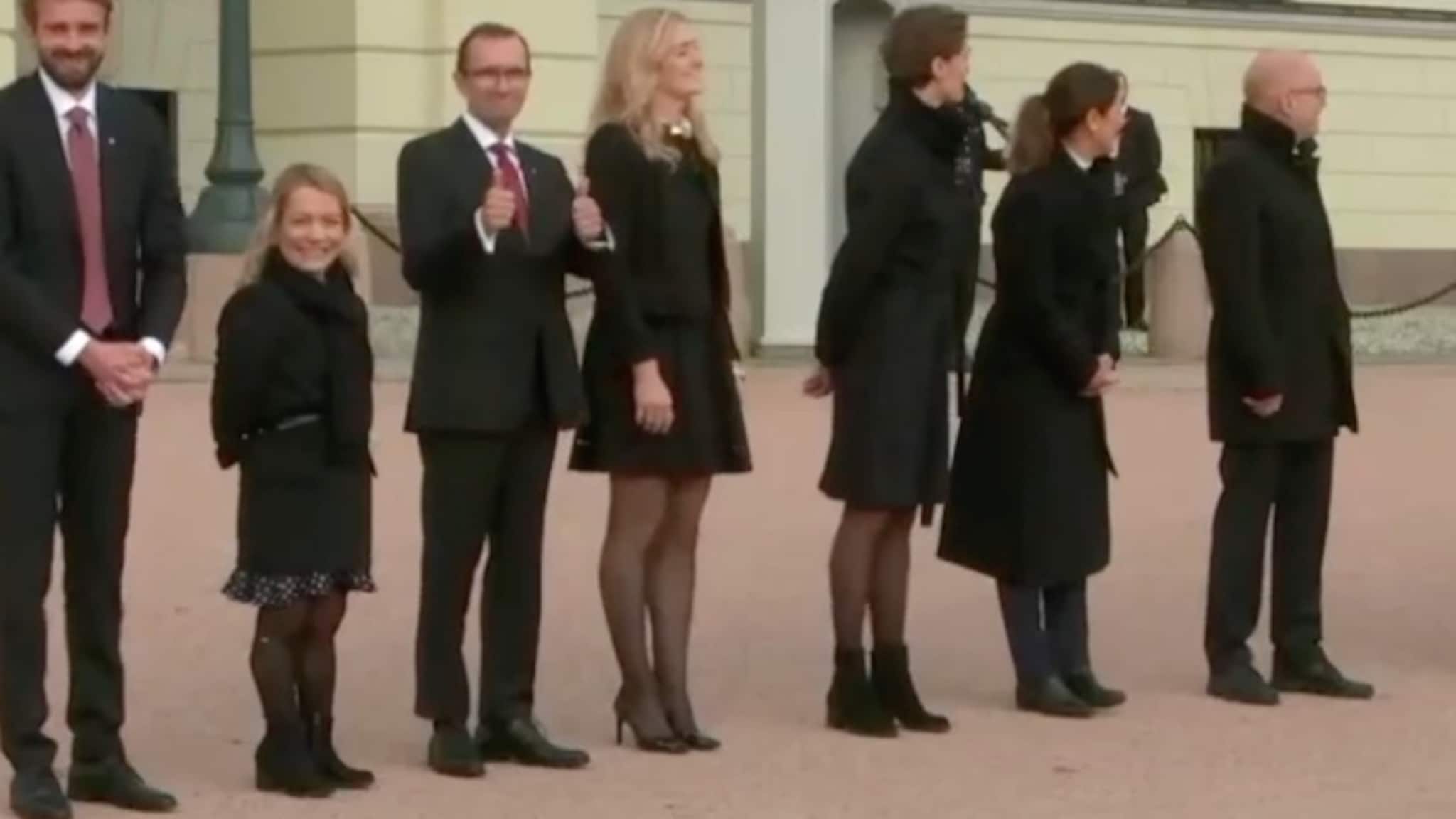 Opptak: Nyregjeringa kommer ut på Slottsplassen