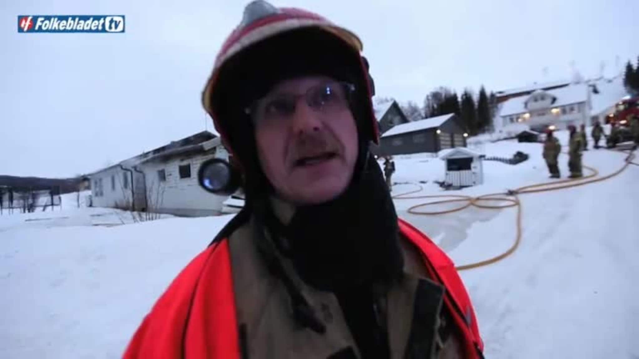 Garasje og to biler brant inne