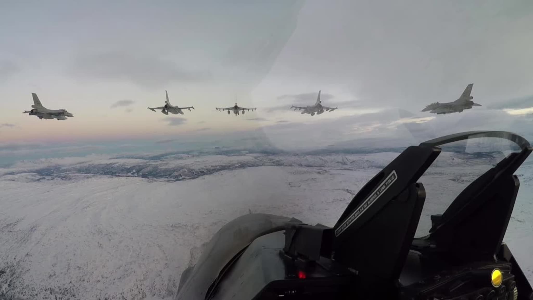 Bli med på formasjonsflyging med F-16