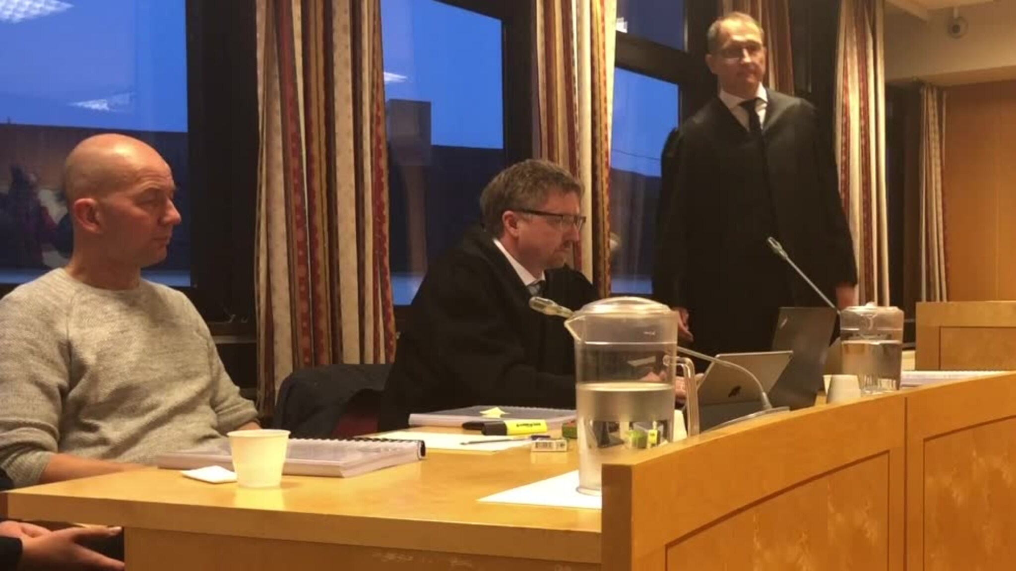 Erkjenner de faktiske forhold rundt drapet