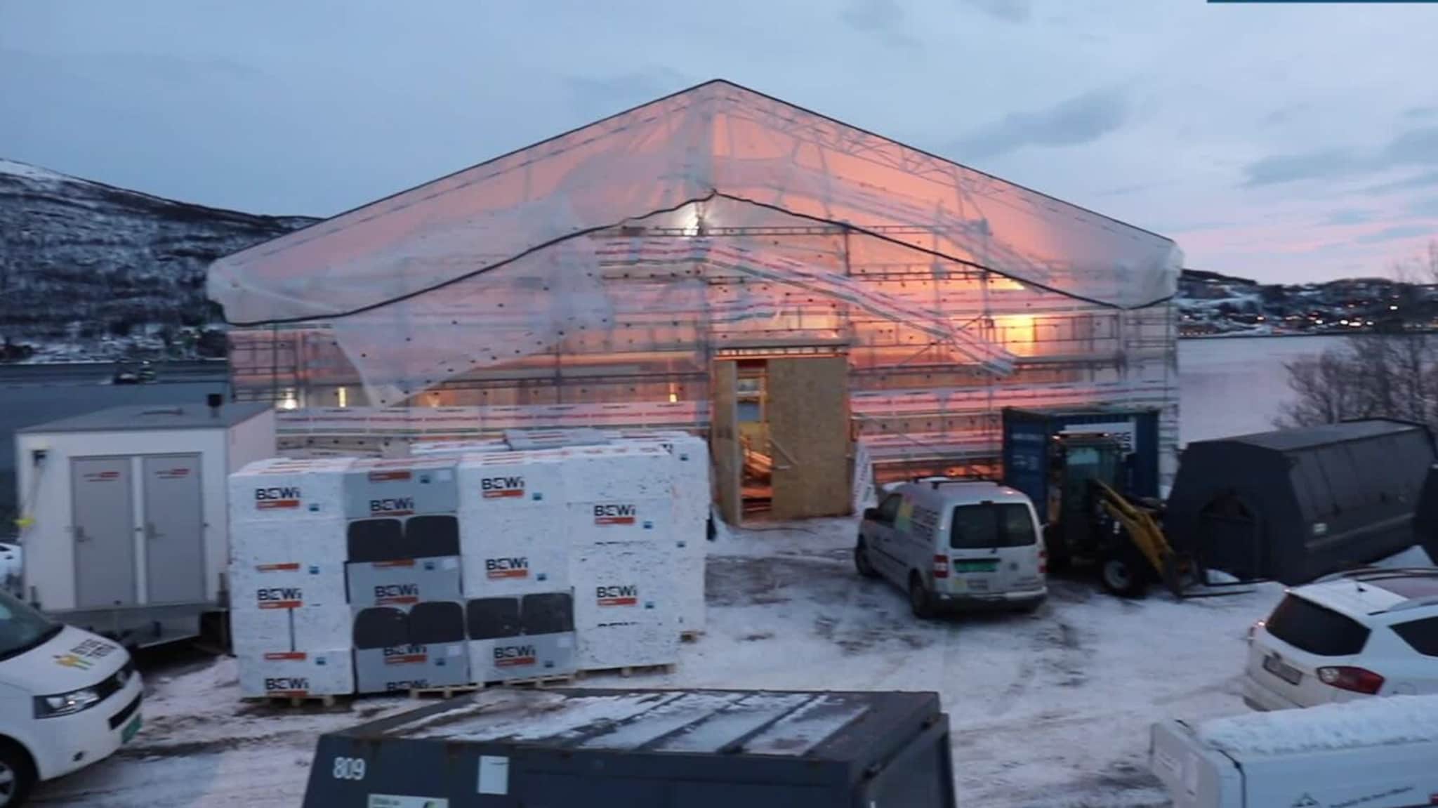 Bygger et helt hus inne i teltet