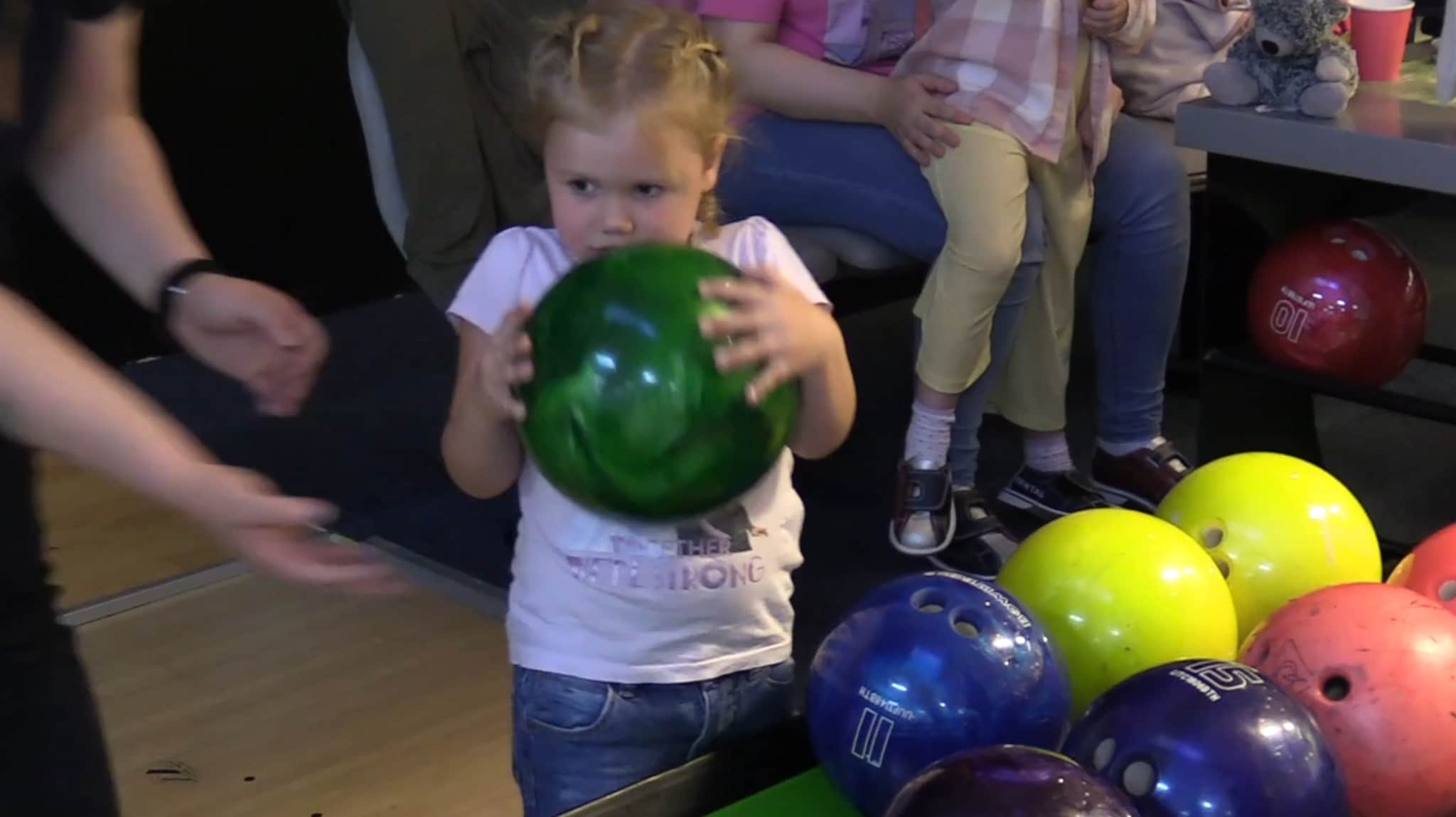 Store og små testet den nye bowlingen på Finnsnes