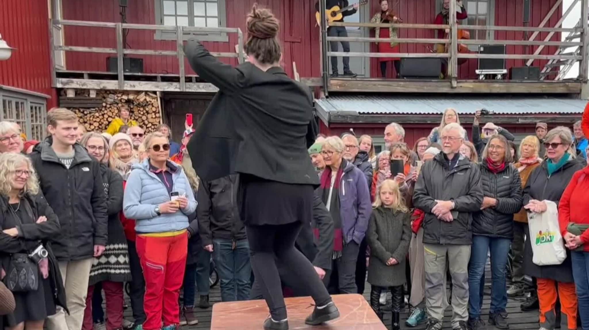 Danser Senjapols midt mellom publikum på kaia
