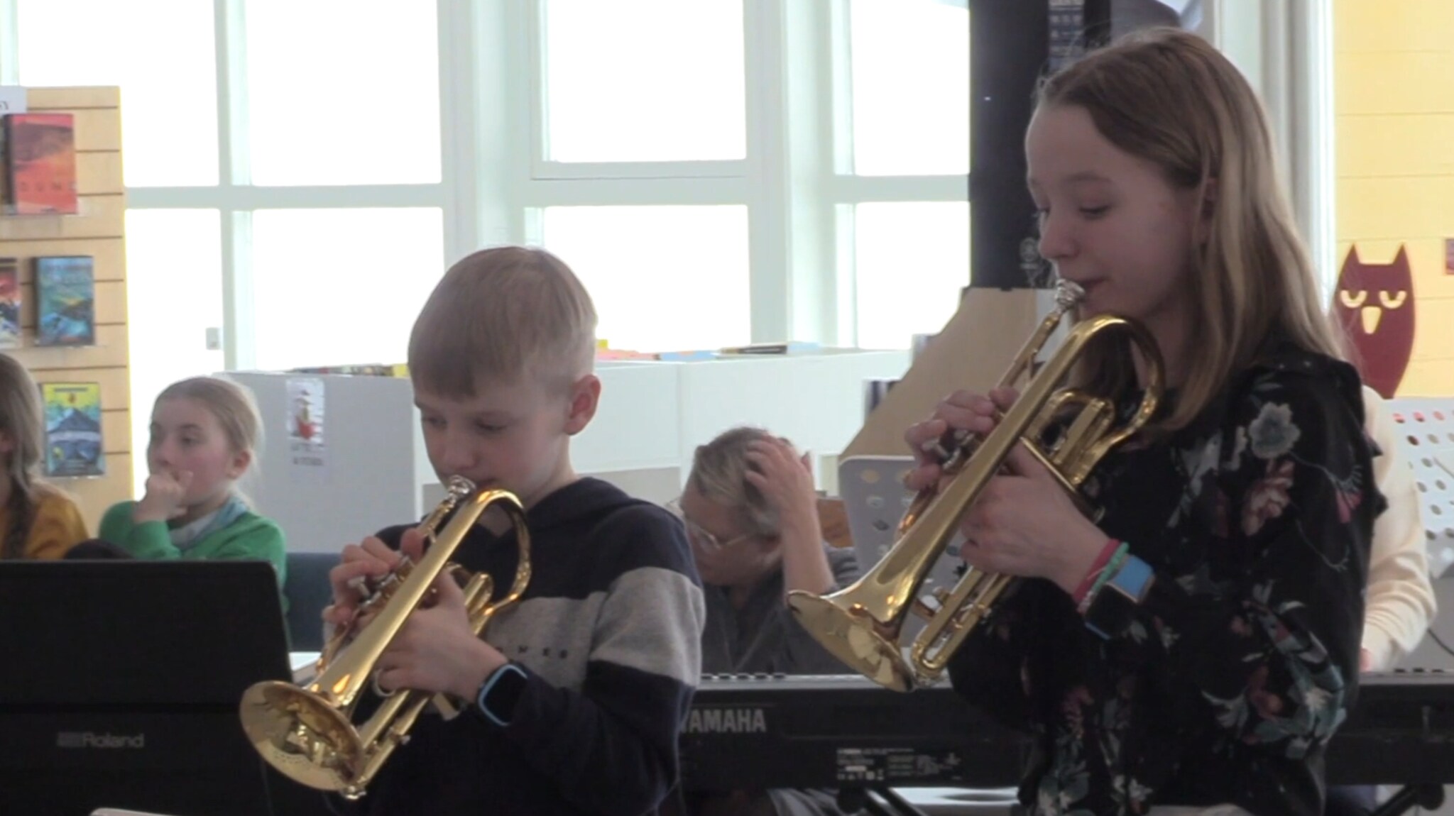 Musikk, sang og glede fylte Bølgen da 50 kulturskoleelever inviterte til konsertkafé
