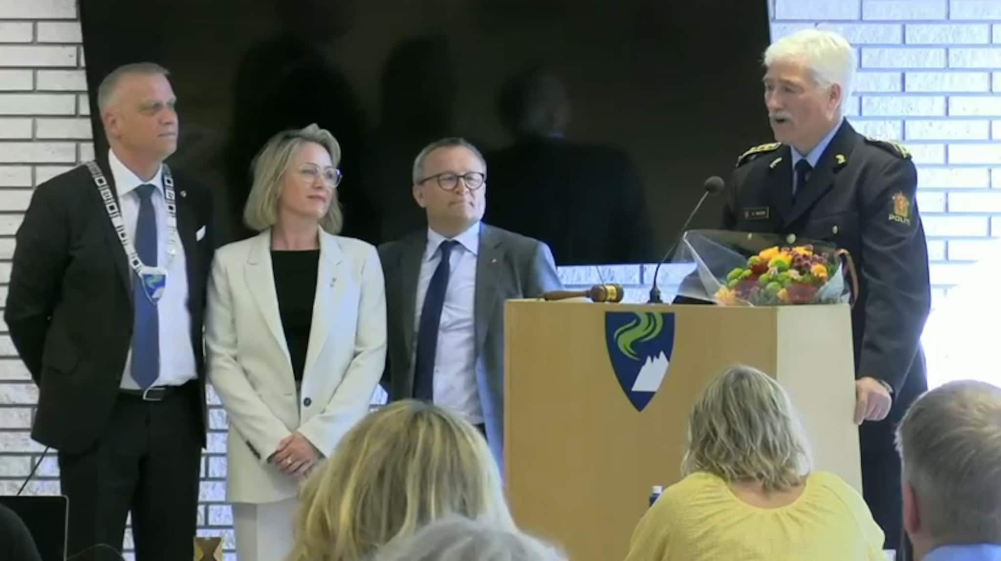 Her blir politisjefen takket av i kommunestyret