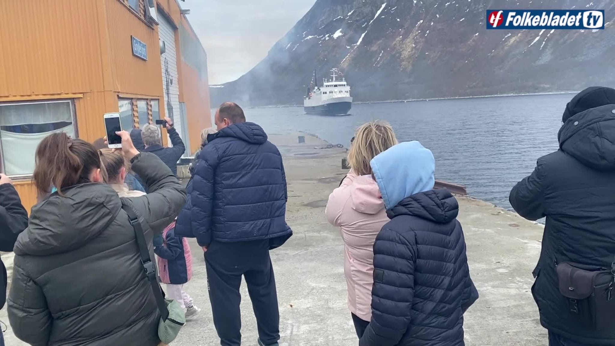 Salutt og 17. maistemning da ferga startet opp