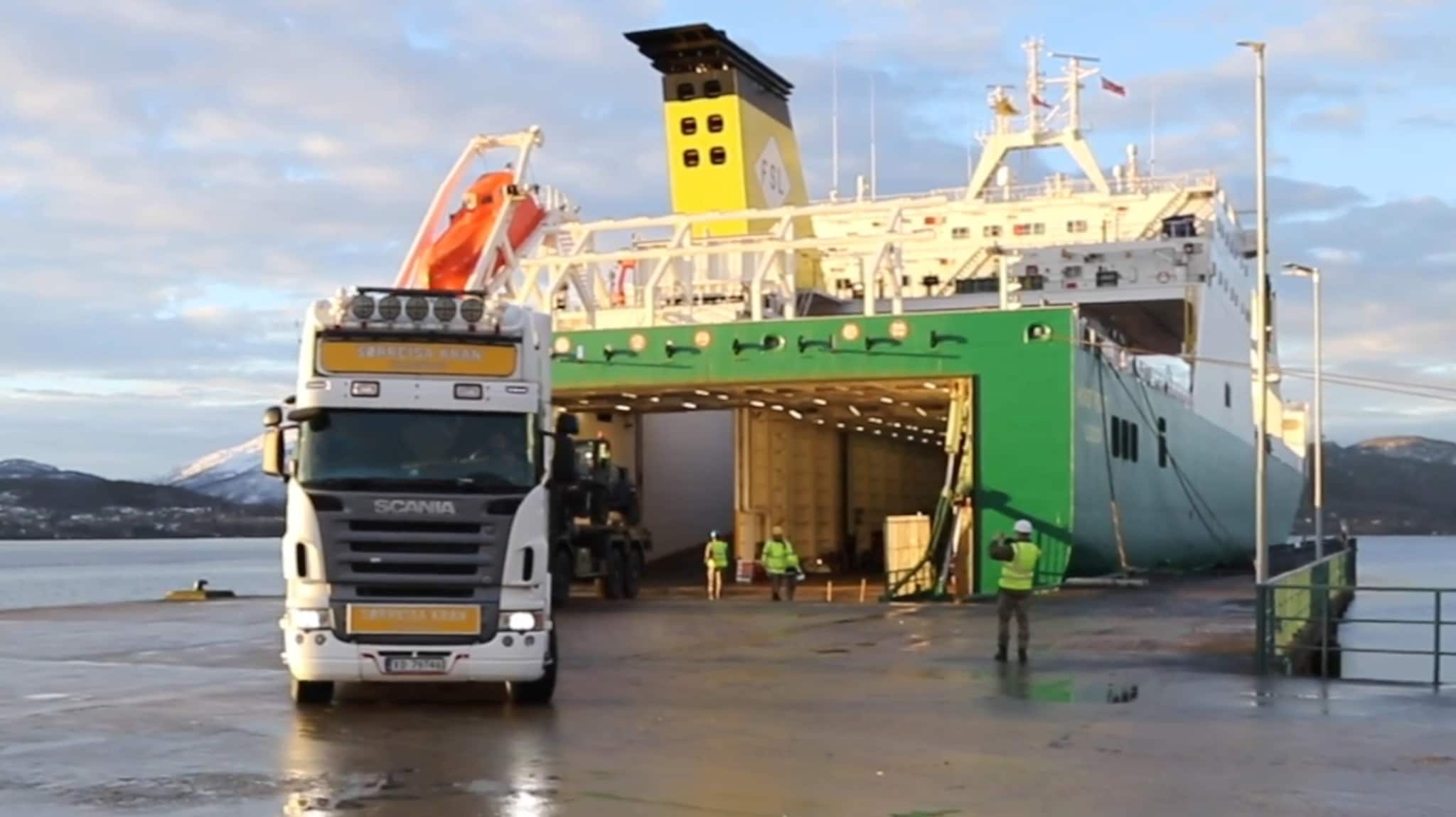 Forebreder seg på stor-øvelse — gigantbåt kom med utstyr