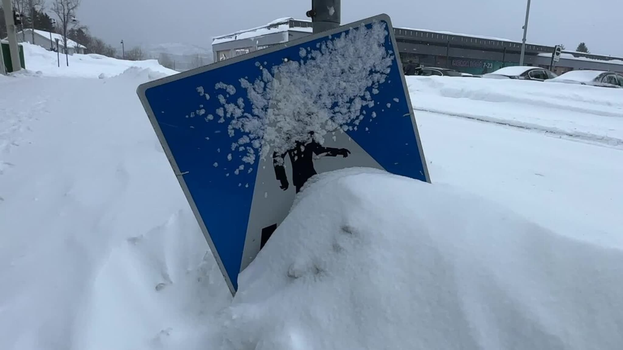Snøværet fortsetter: – Ingen grunn til legge vekk snøskuffa med det første