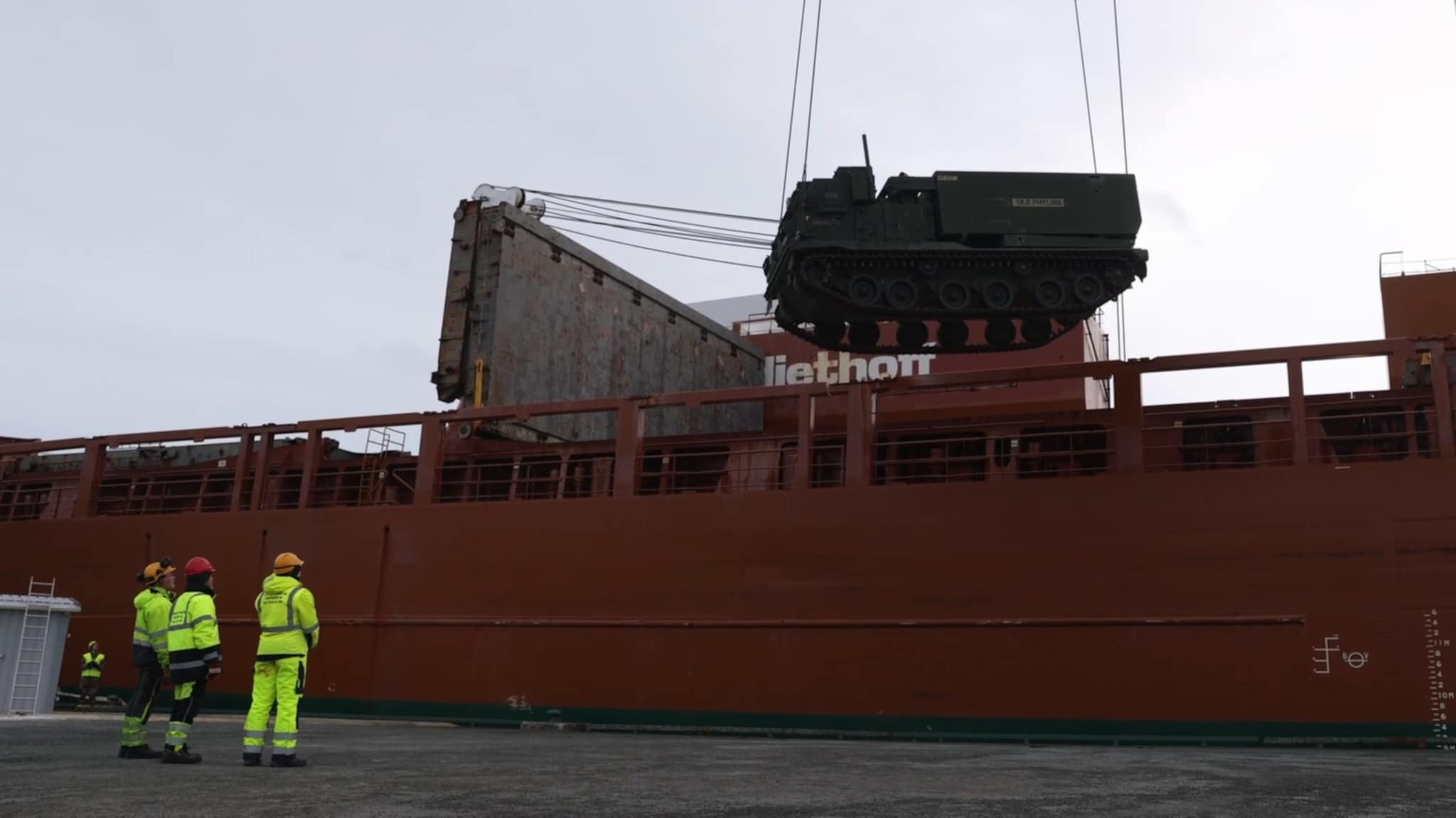 Her losses de amerikanske fartøyene av på kaia i Sørreisa