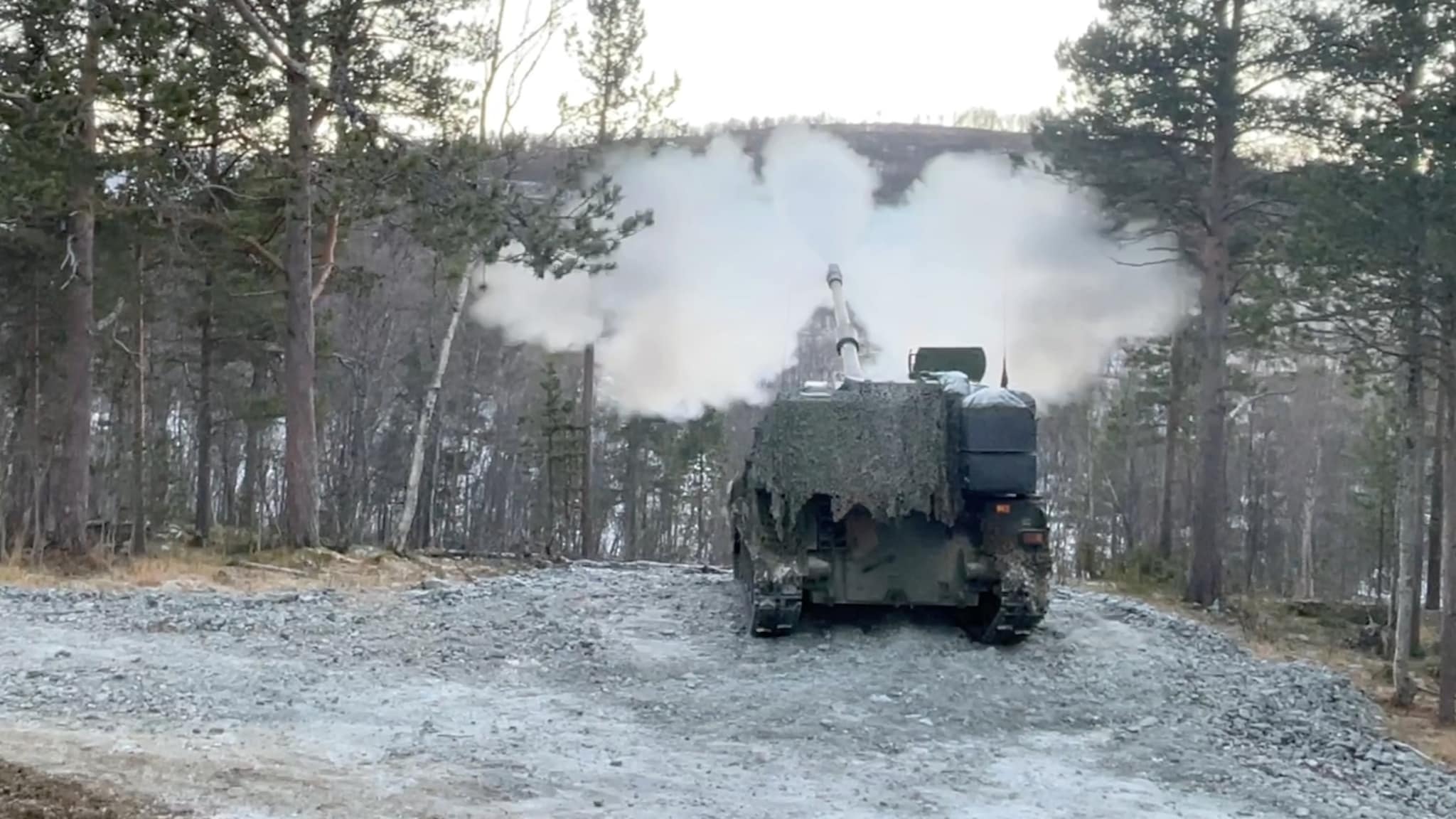 Øver på skarpskyting med nytt artillerisystem