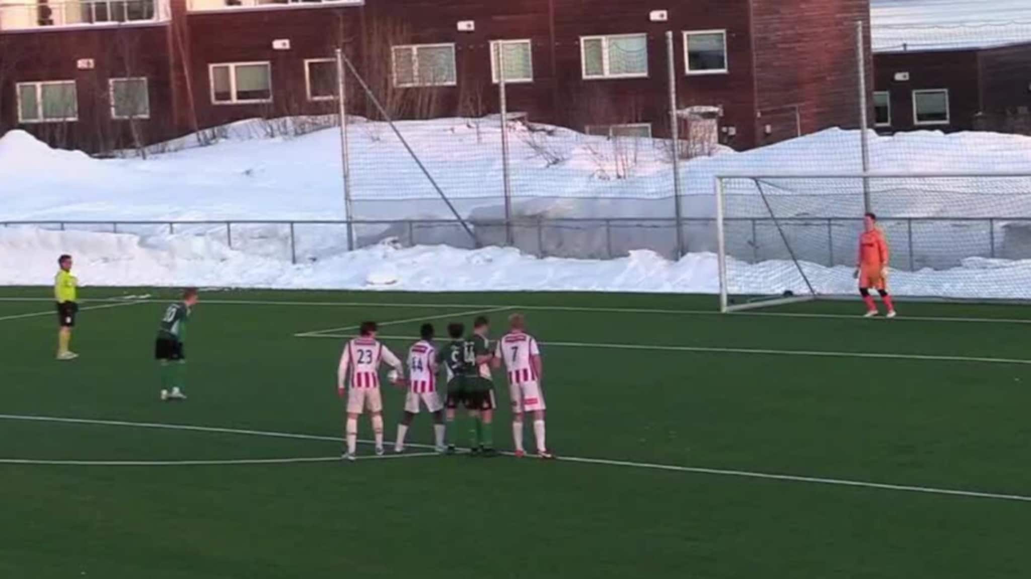Se, her scorer Niklas tre ganger på under to minutter