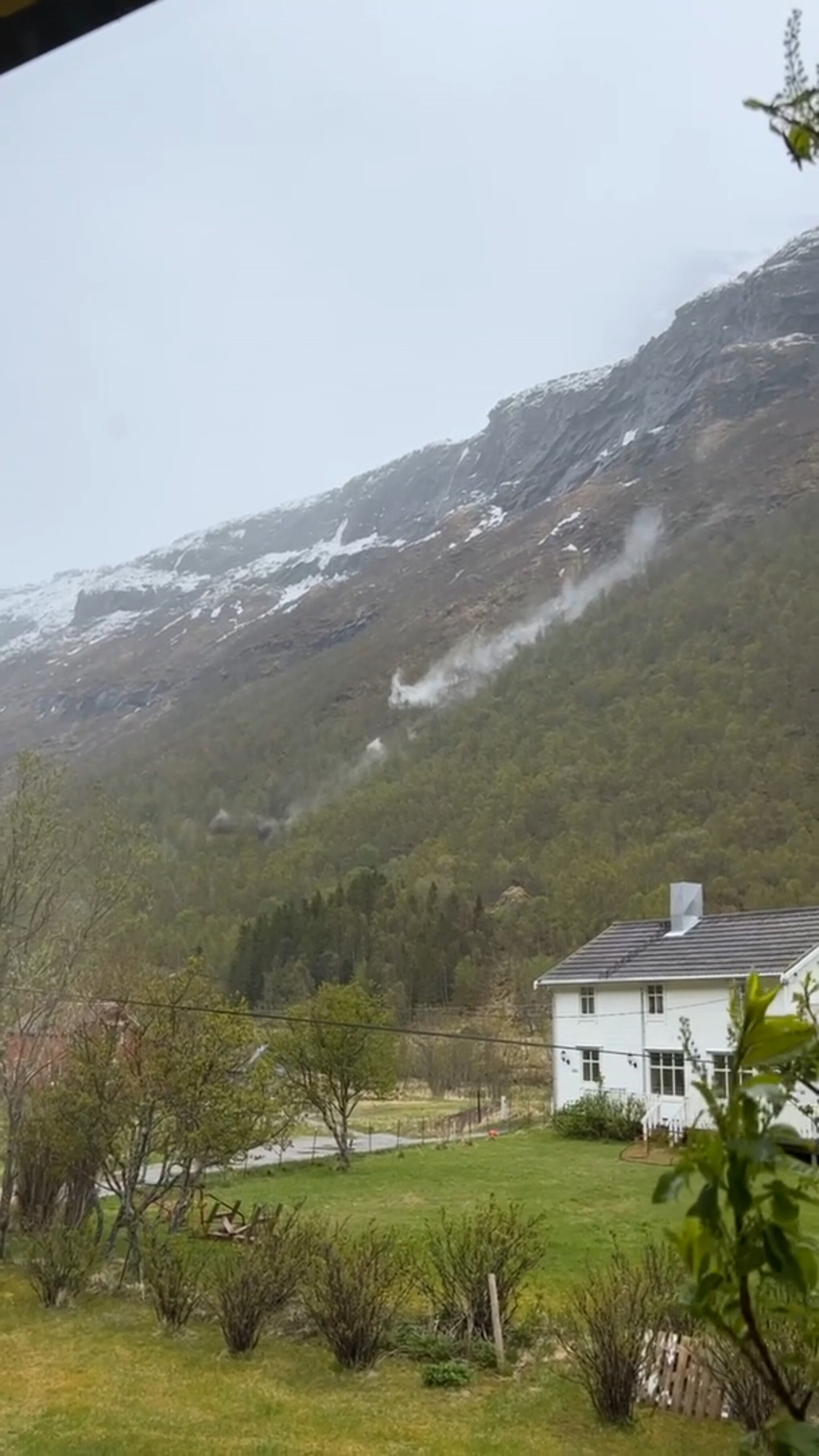 Her dundrer raset nedover fjellsiden