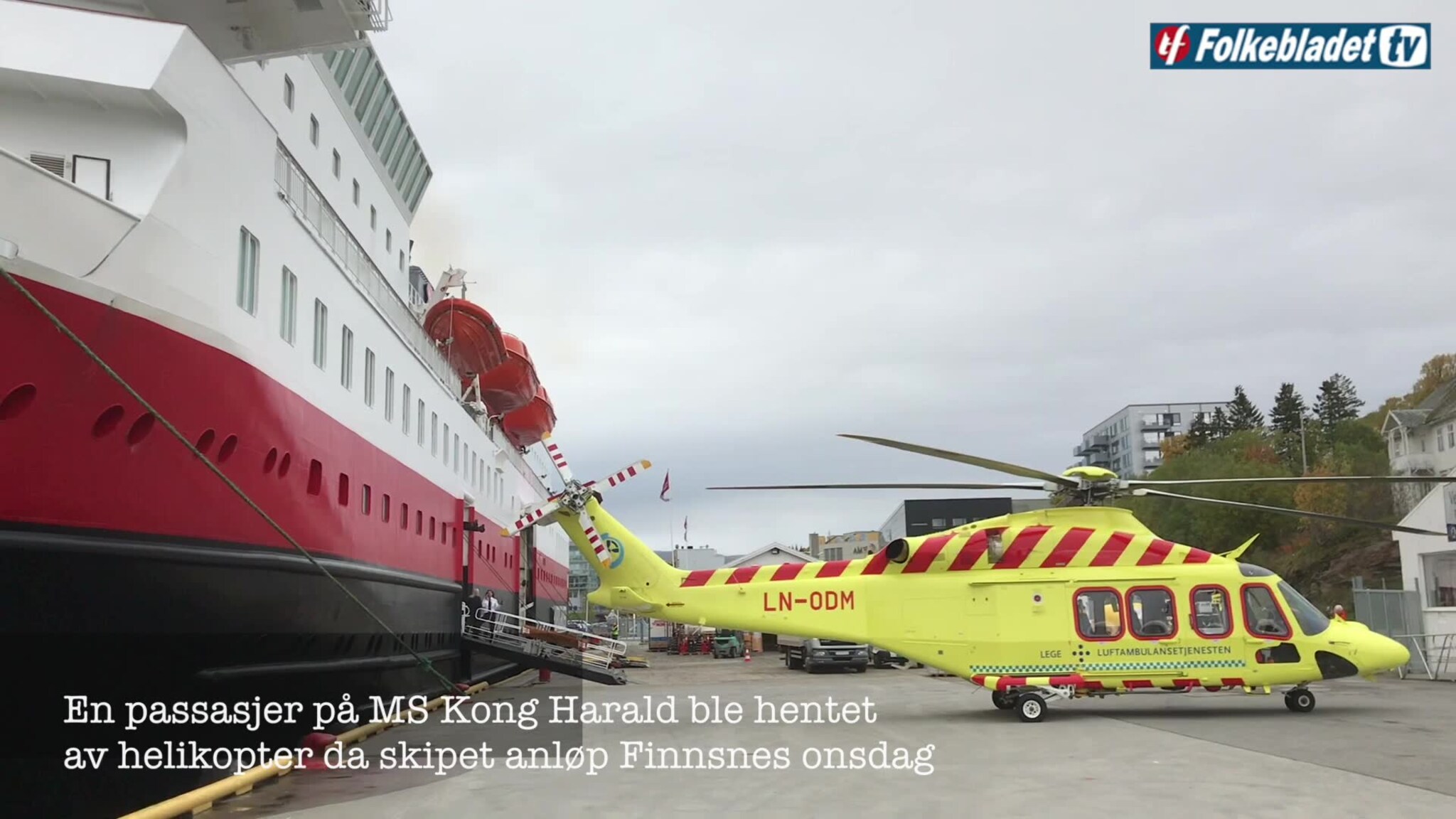 Syk passasjer hentet av helikopter