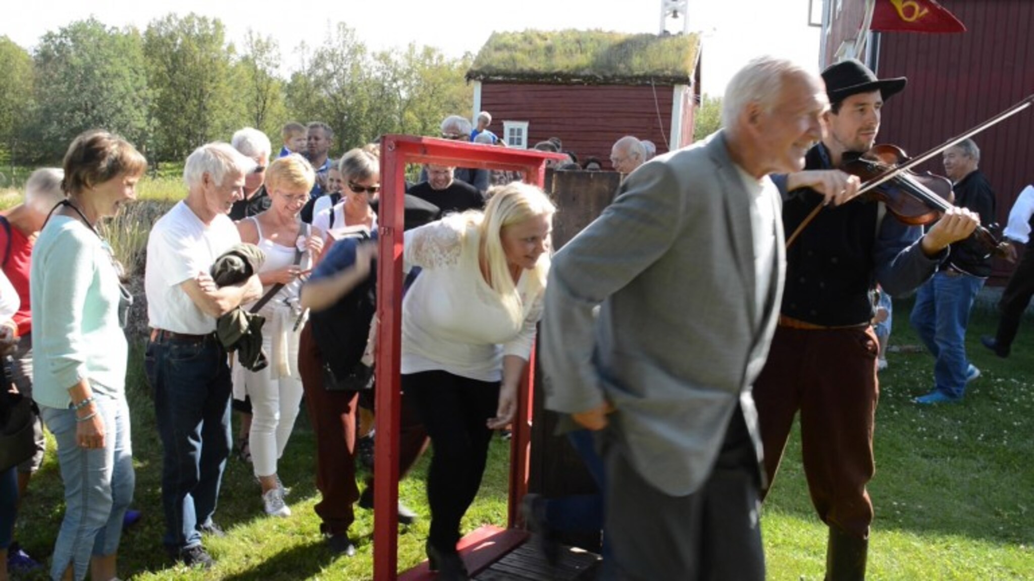 Tar teateret ut til folket