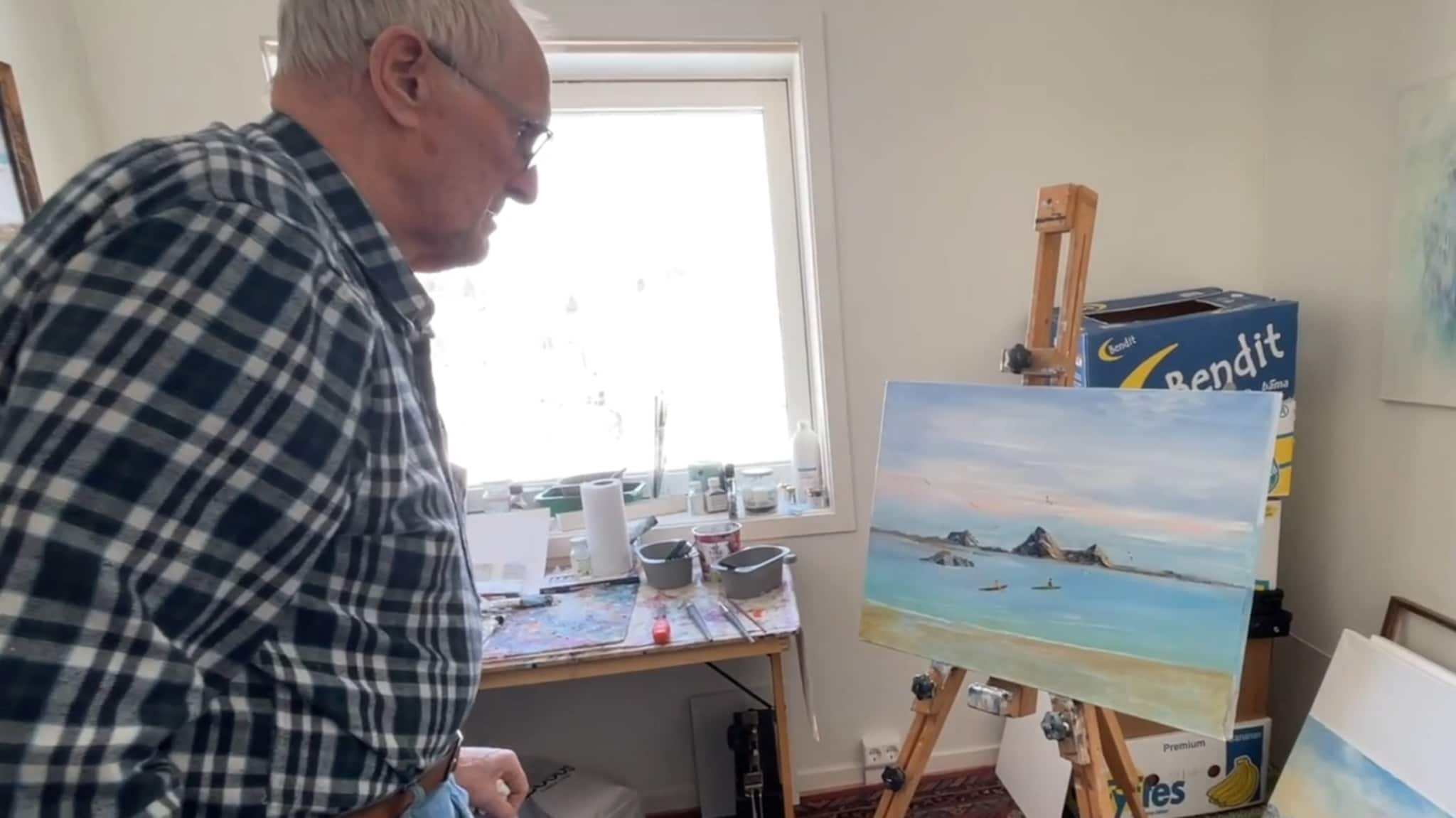 For et år siden ble Ole Dahl alvorlig syk — med bridge og kunst holder 92-åringen motet oppe