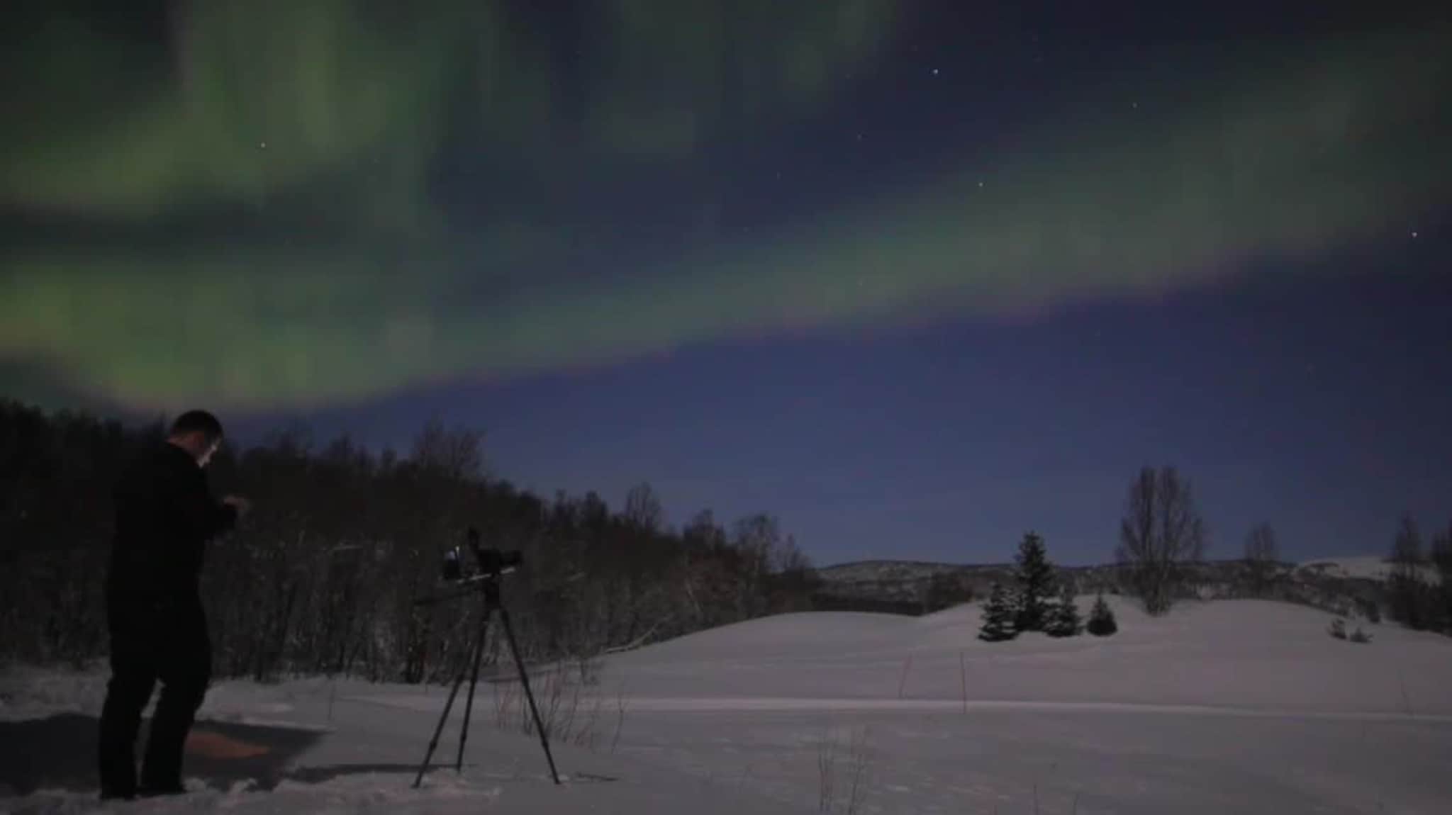 Viser nordlyset danse over Senja i sanntid