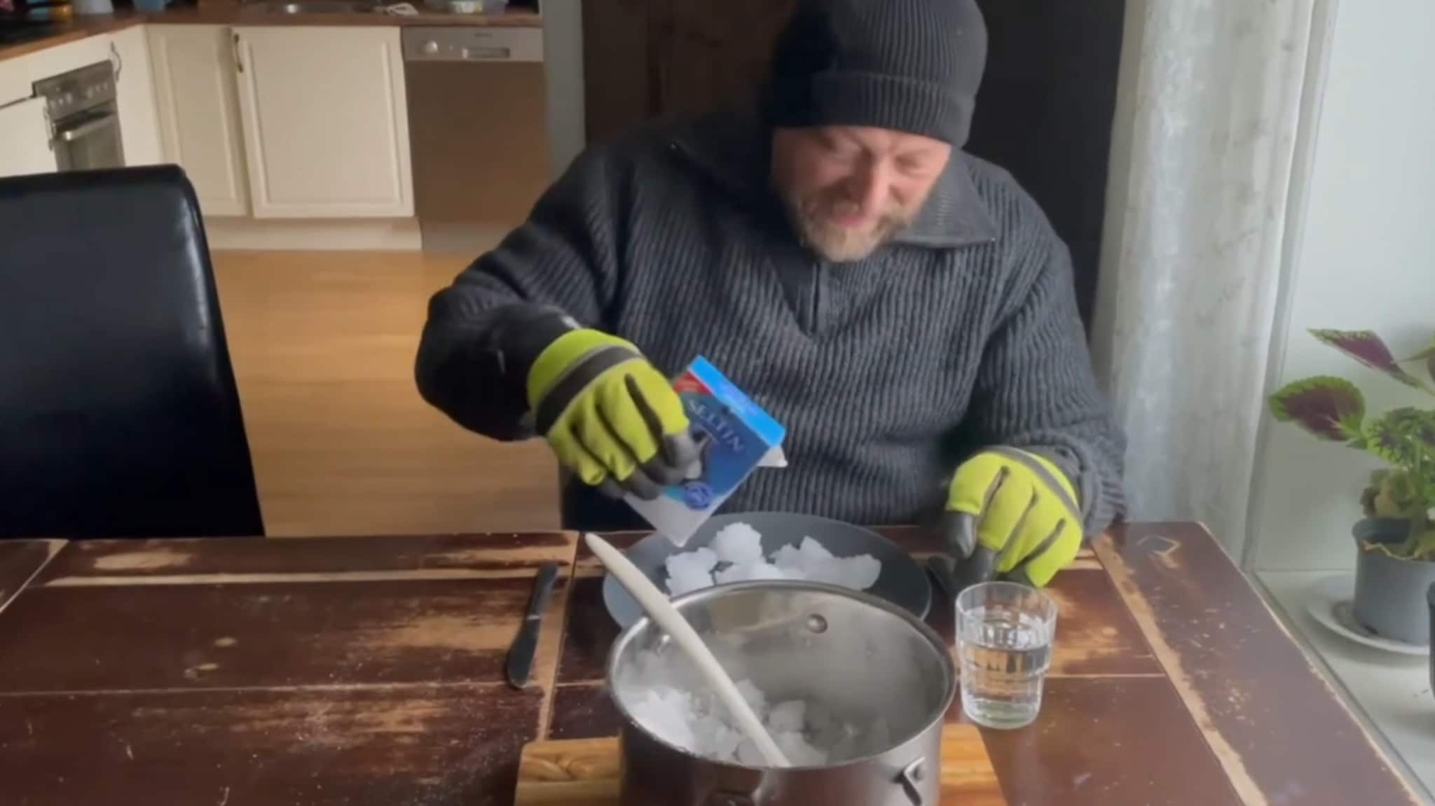 Sommeren lar vente på seg i nord — her spiser Jimmy lettsalta snø til kvelds