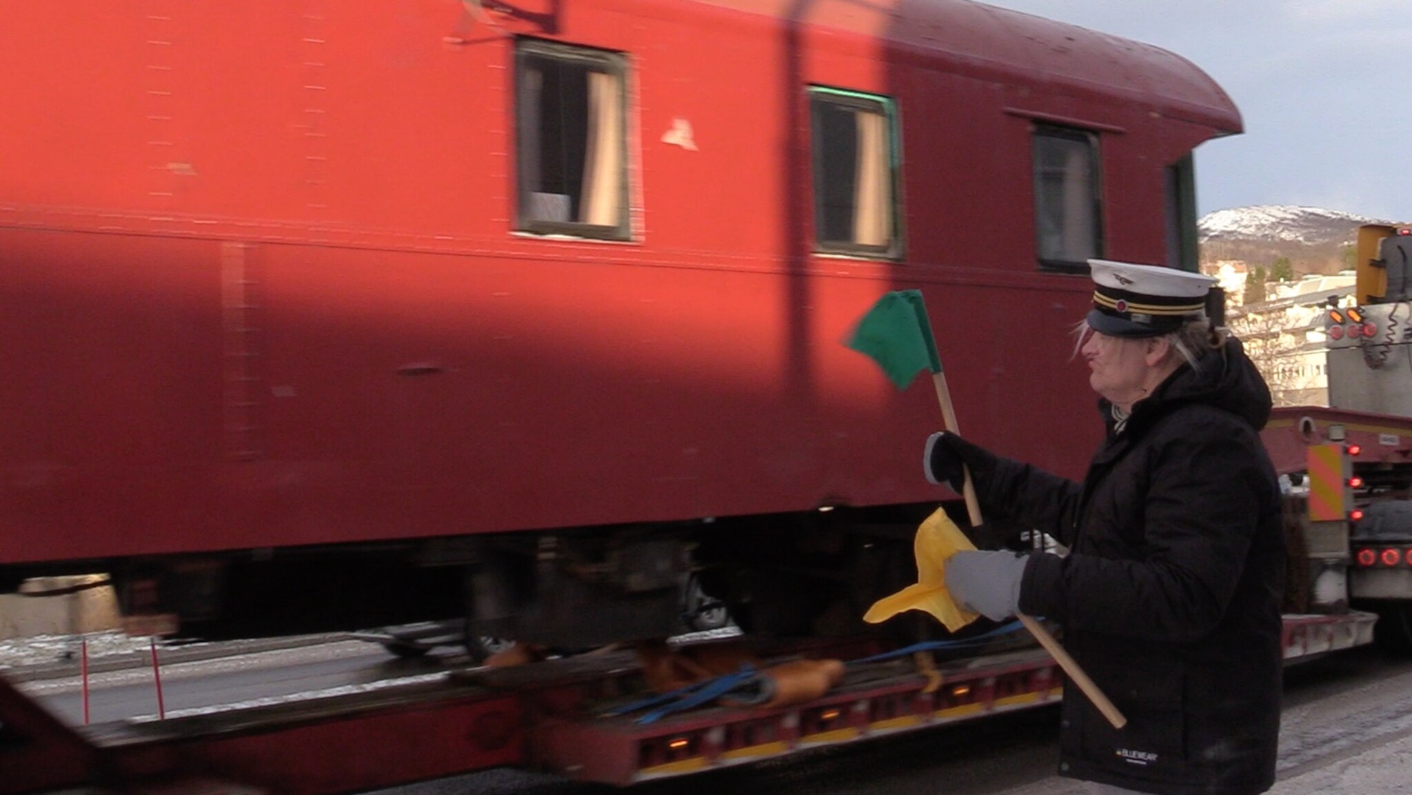 Alf Gunnar vinker toget sitt gjennom Finnsnes