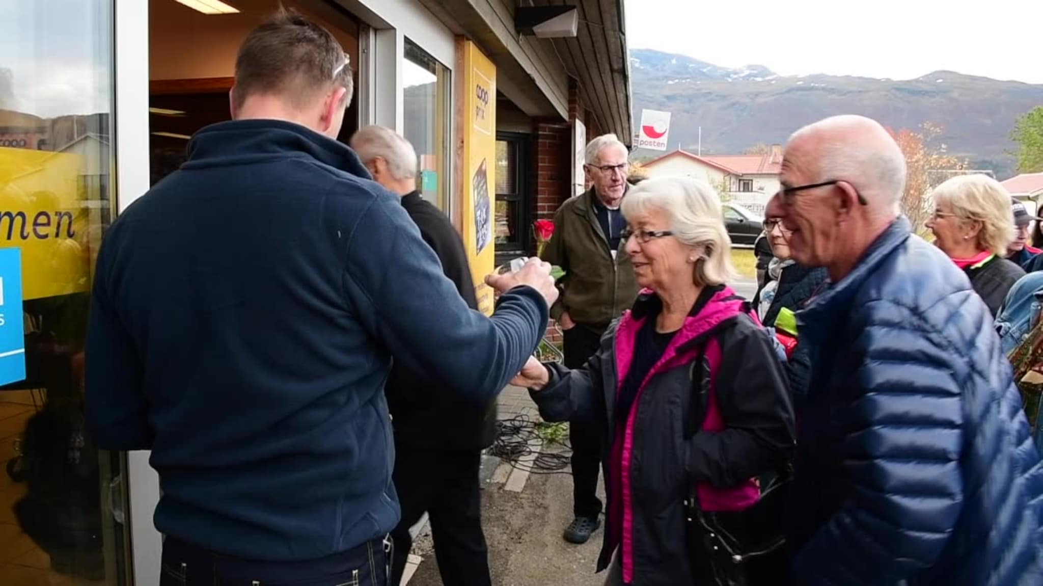 Mann av huse for å sjekke ut nybutikken