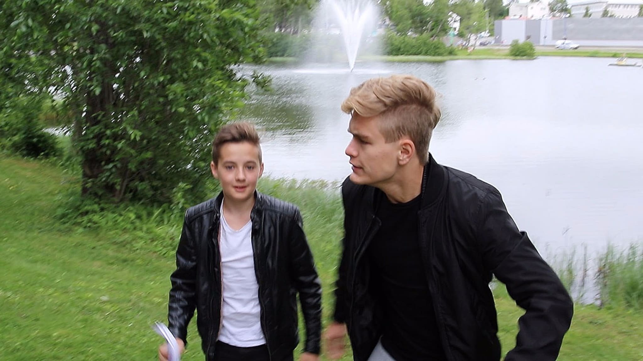 Ny runde med barneteater i parken