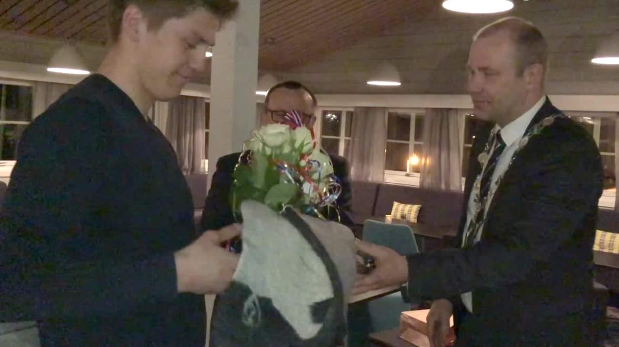 – Tar jo tid å svare på alle meldingene