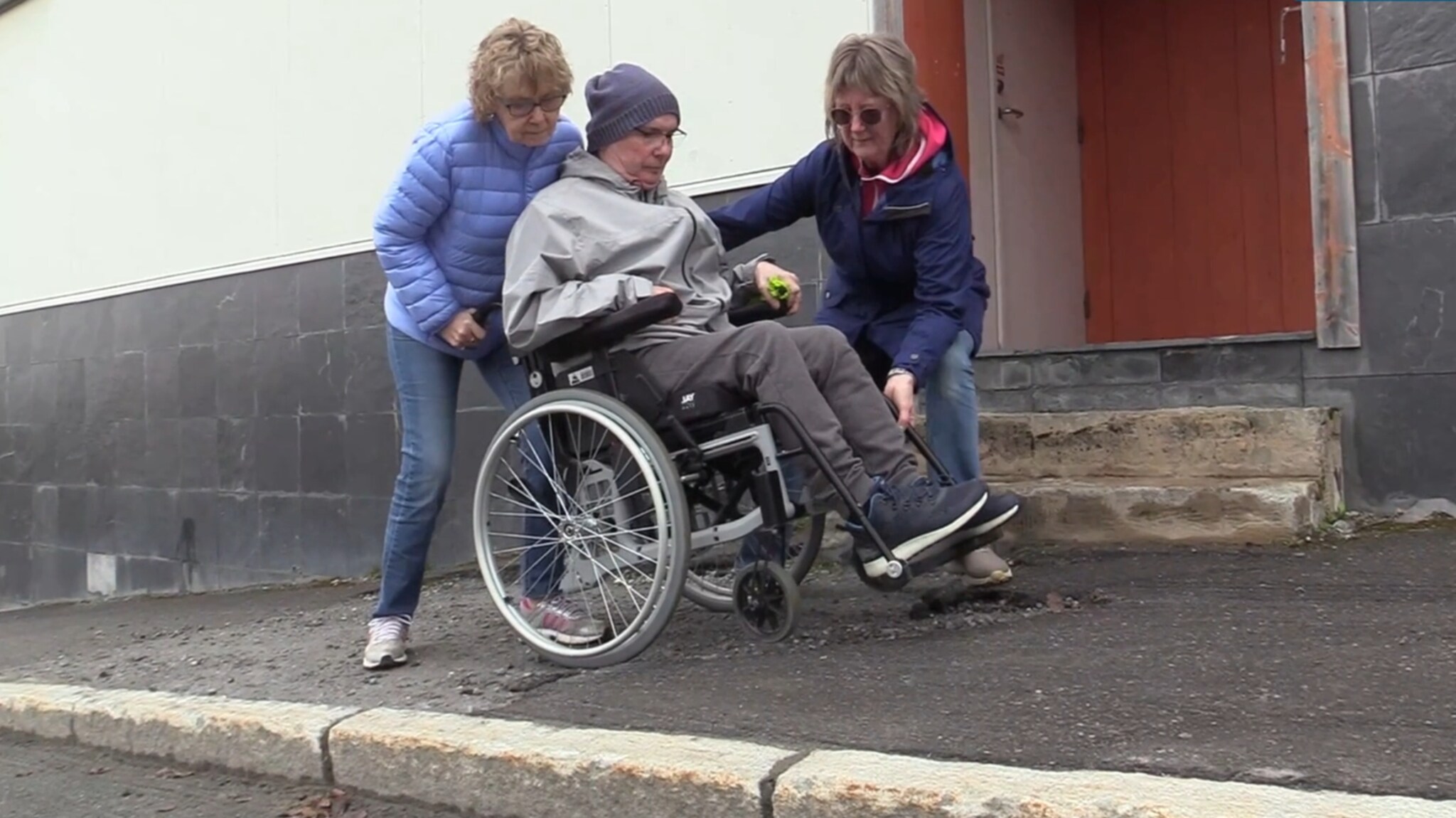 Her ble det bom stopp utenfor rådhuset: – Hadde jeg kunnet, hadde jeg tømt ei bøtte med sement her selv