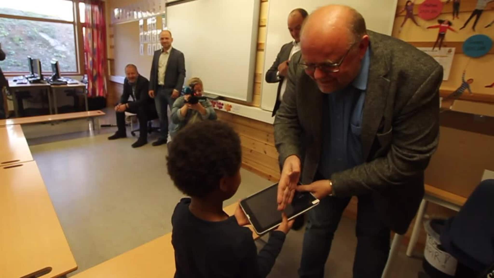 Her får alle elevene utdelt nettbrett