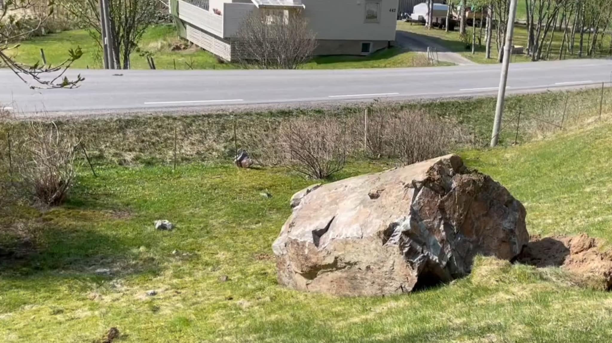 Her har steinen landet 10-15 meter fra husveggen