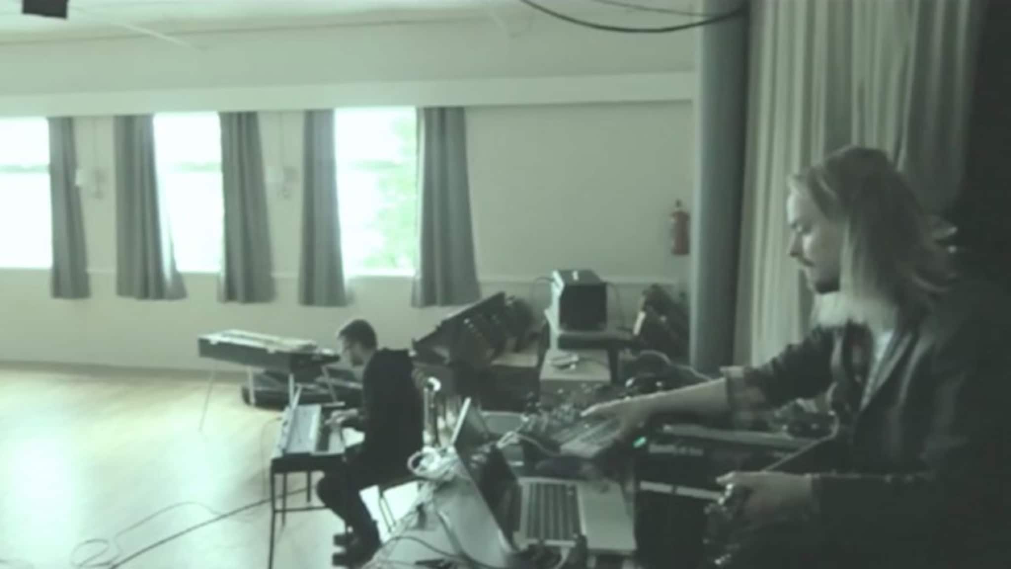 Mørk med musikkvideo